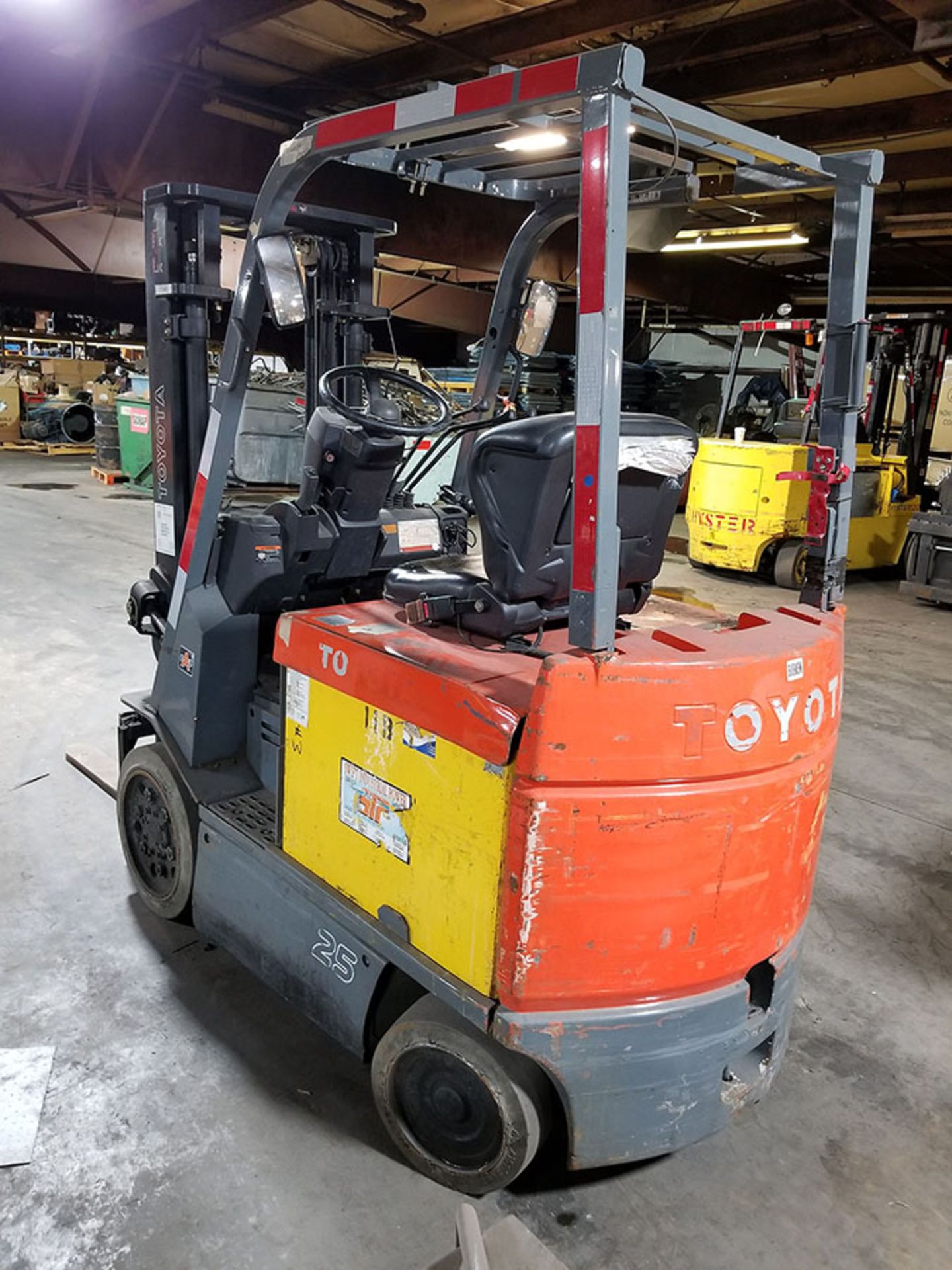 TOYOTA 4,800 LB. 48V ELECTRIC FORKLIFT, MODEL 7FBCU25, S/N 61717, 132.5'' LIFT, HYDROSTATIC PEDAL, - Image 4 of 5