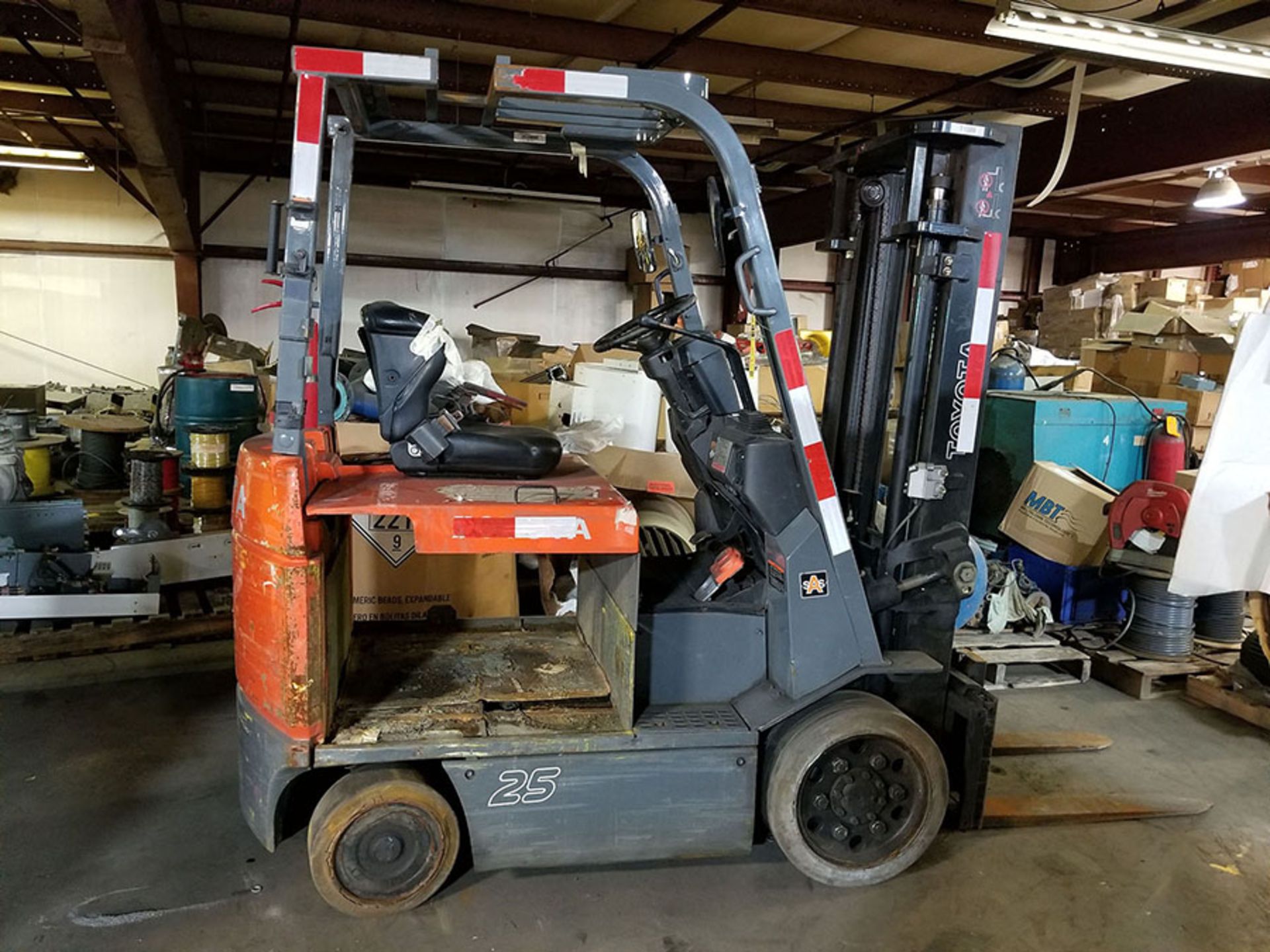 TOYOTA 4,800 LB. 48V ELECTRIC FORKLIFT, MODEL 7FBCU25, S/N 61711, 132.5'' LIFT, HYDROSTATIC PEDAL,