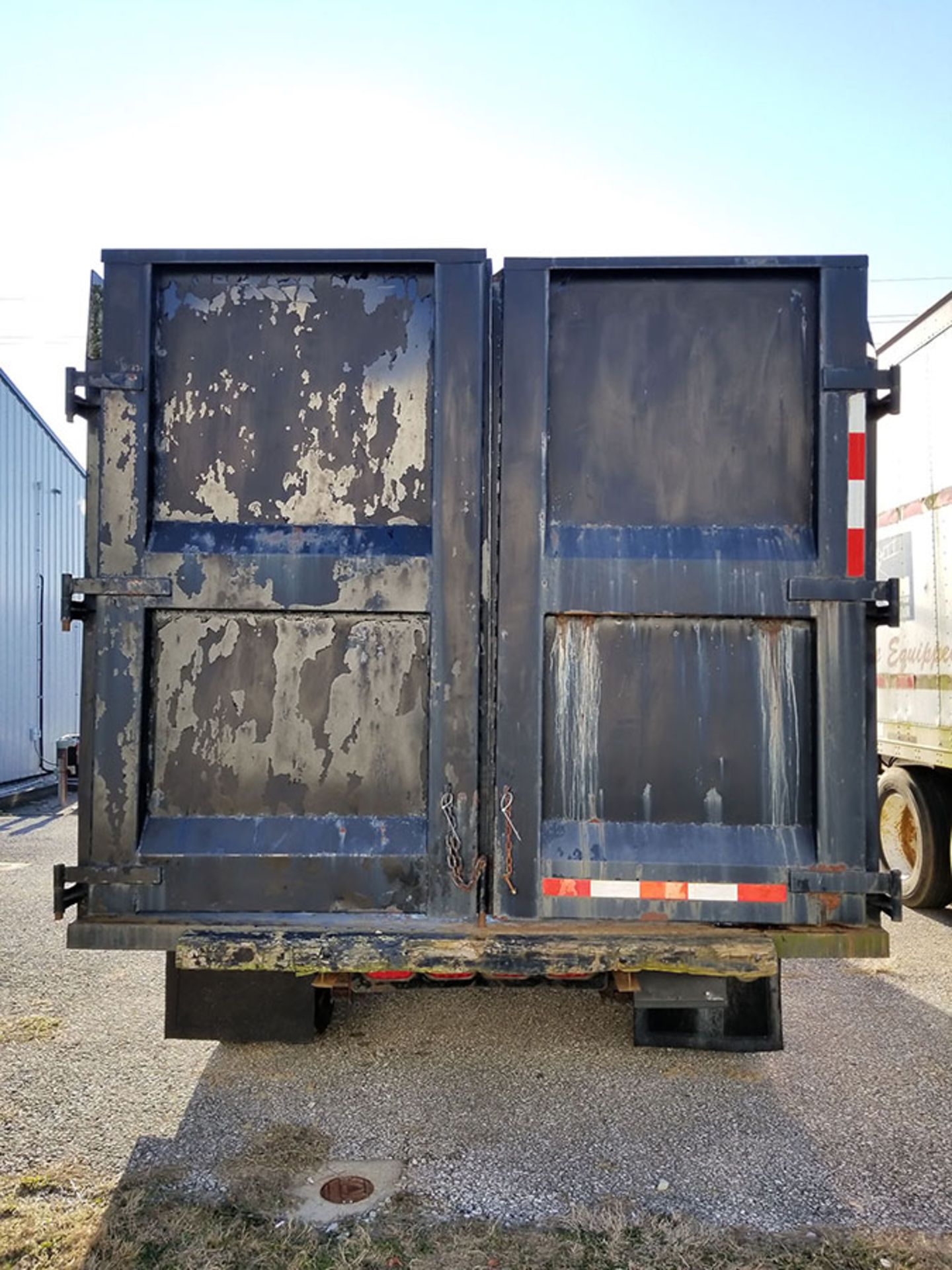 23' X 8' X 7' TANDEM AXLE DUMP TRAILER, GOOSENECK, REAR SIDE BY SIDE DOORS - Image 7 of 9