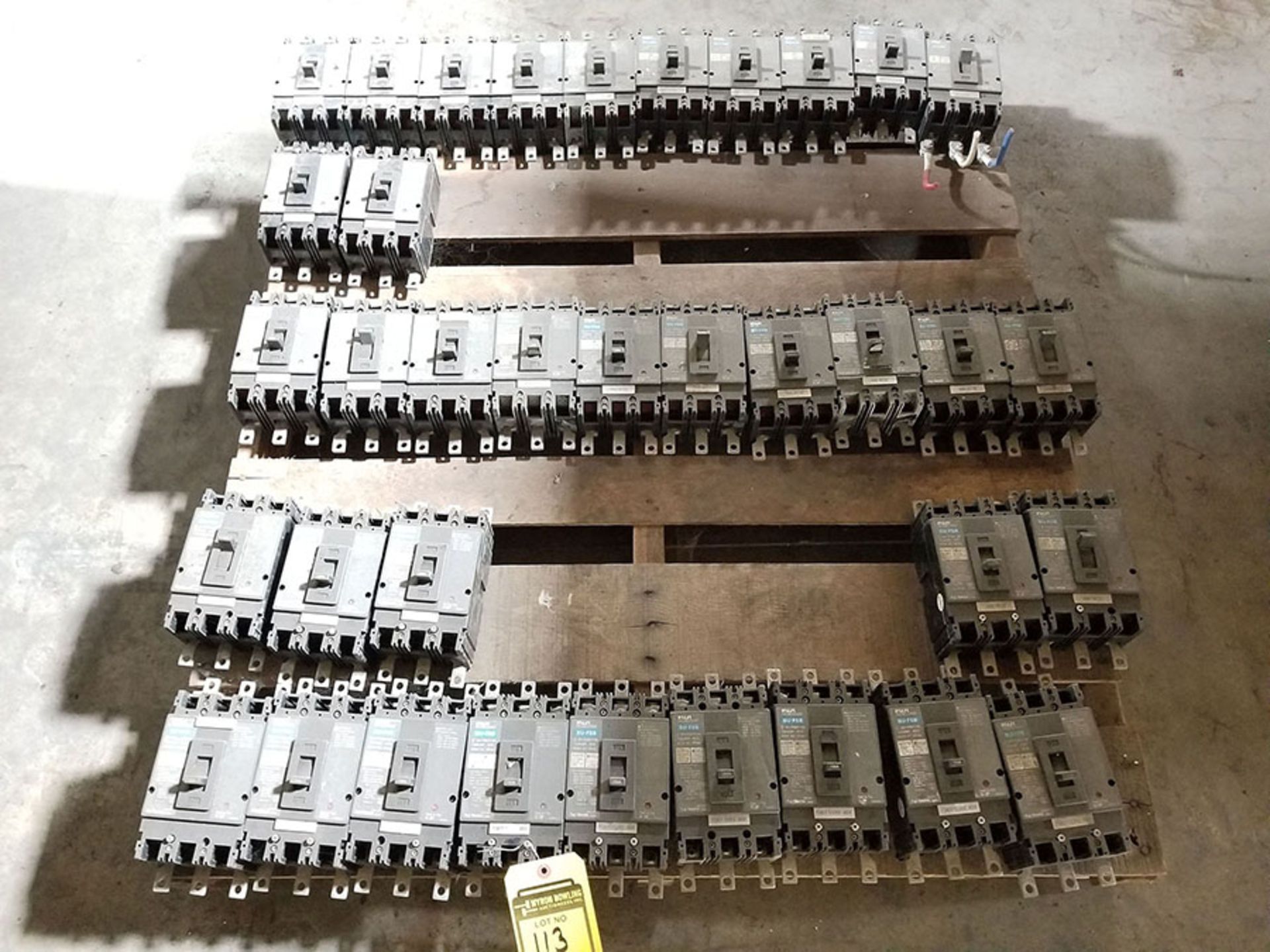 PALLET OF (15) FUJI BU-FSB 150-AMP BREAKERS, 3 POLE (X10) 125-AMP, 3 POLE (X12) 60-AMP, 600V AC, 3 - Image 2 of 5