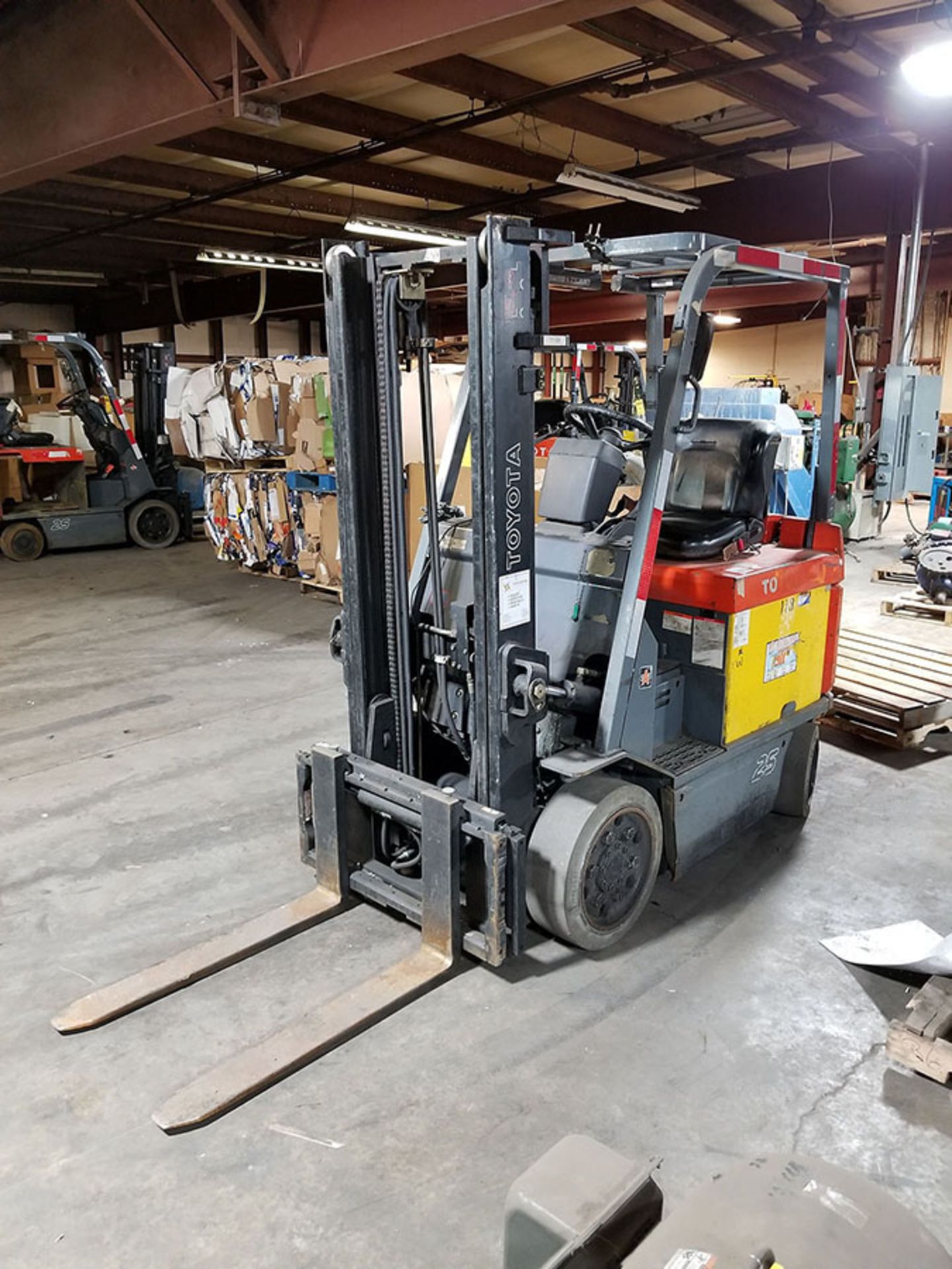 TOYOTA 4,800 LB. 48V ELECTRIC FORKLIFT, MODEL 7FBCU25, S/N 61717, 132.5'' LIFT, HYDROSTATIC PEDAL,