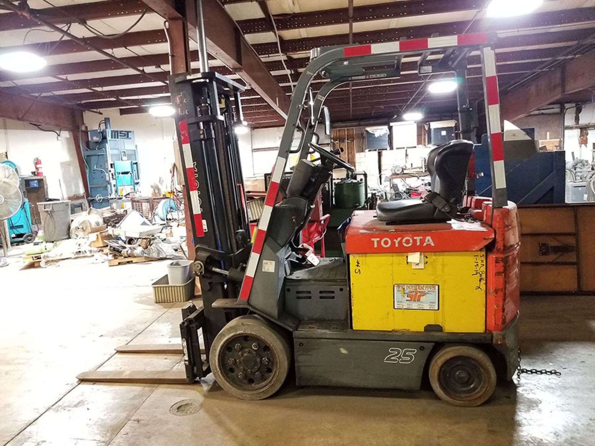 TOYOTA 4,800 LB. 48V ELECTRIC FORKLIFT, MODEL 7FBCU25, S/N 61700, 132.5'' LIFT, HYDROSTATIC PEDAL, - Image 3 of 5