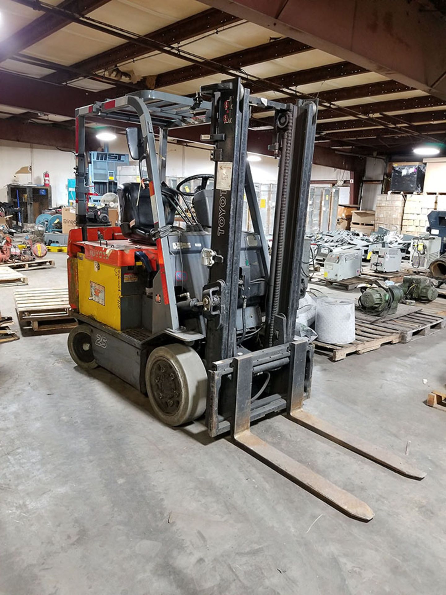 TOYOTA 4,800 LB. 48V ELECTRIC FORKLIFT, MODEL 7FBCU25, S/N 61717, 132.5'' LIFT, HYDROSTATIC PEDAL, - Image 3 of 5