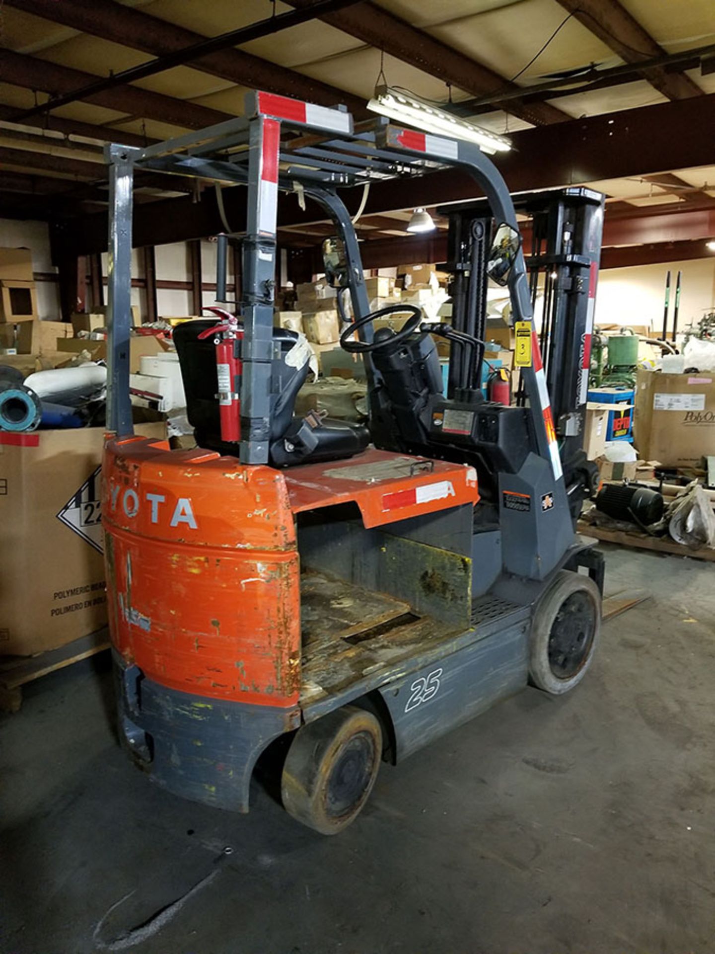 TOYOTA 4,800 LB. 48V ELECTRIC FORKLIFT, MODEL 7FBCU25, S/N 61711, 132.5'' LIFT, HYDROSTATIC PEDAL, - Image 2 of 5