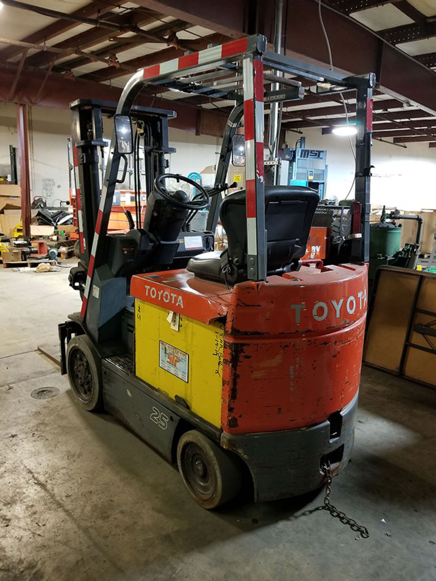 TOYOTA 4,800 LB. 48V ELECTRIC FORKLIFT, MODEL 7FBCU25, S/N 61700, 132.5'' LIFT, HYDROSTATIC PEDAL, - Image 4 of 5