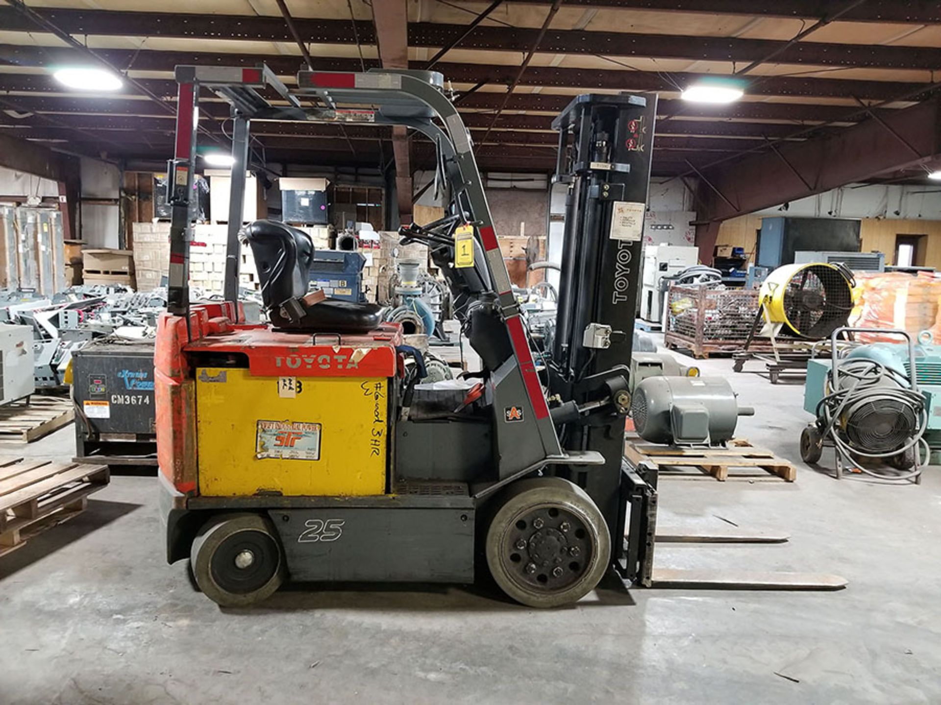 TOYOTA 4,800 LB. 48V ELECTRIC FORKLIFT, MODEL 7FBCU25, S/N 61717, 132.5'' LIFT, HYDROSTATIC PEDAL, - Image 2 of 5