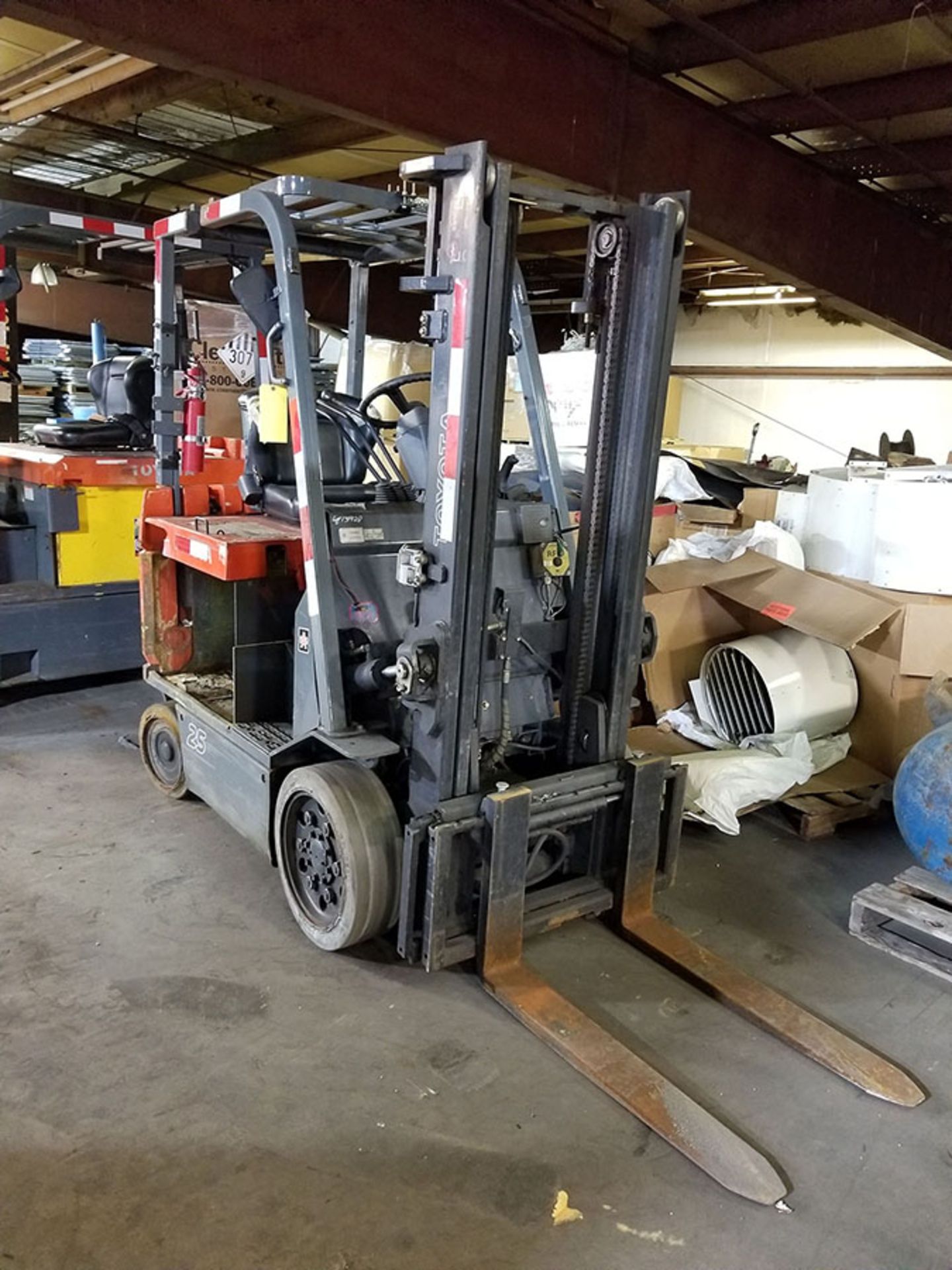 TOYOTA 4,800 LB. 48V ELECTRIC FORKLIFT, MODEL 7FBCU25, S/N 61711, 132.5'' LIFT, HYDROSTATIC PEDAL, - Image 3 of 5