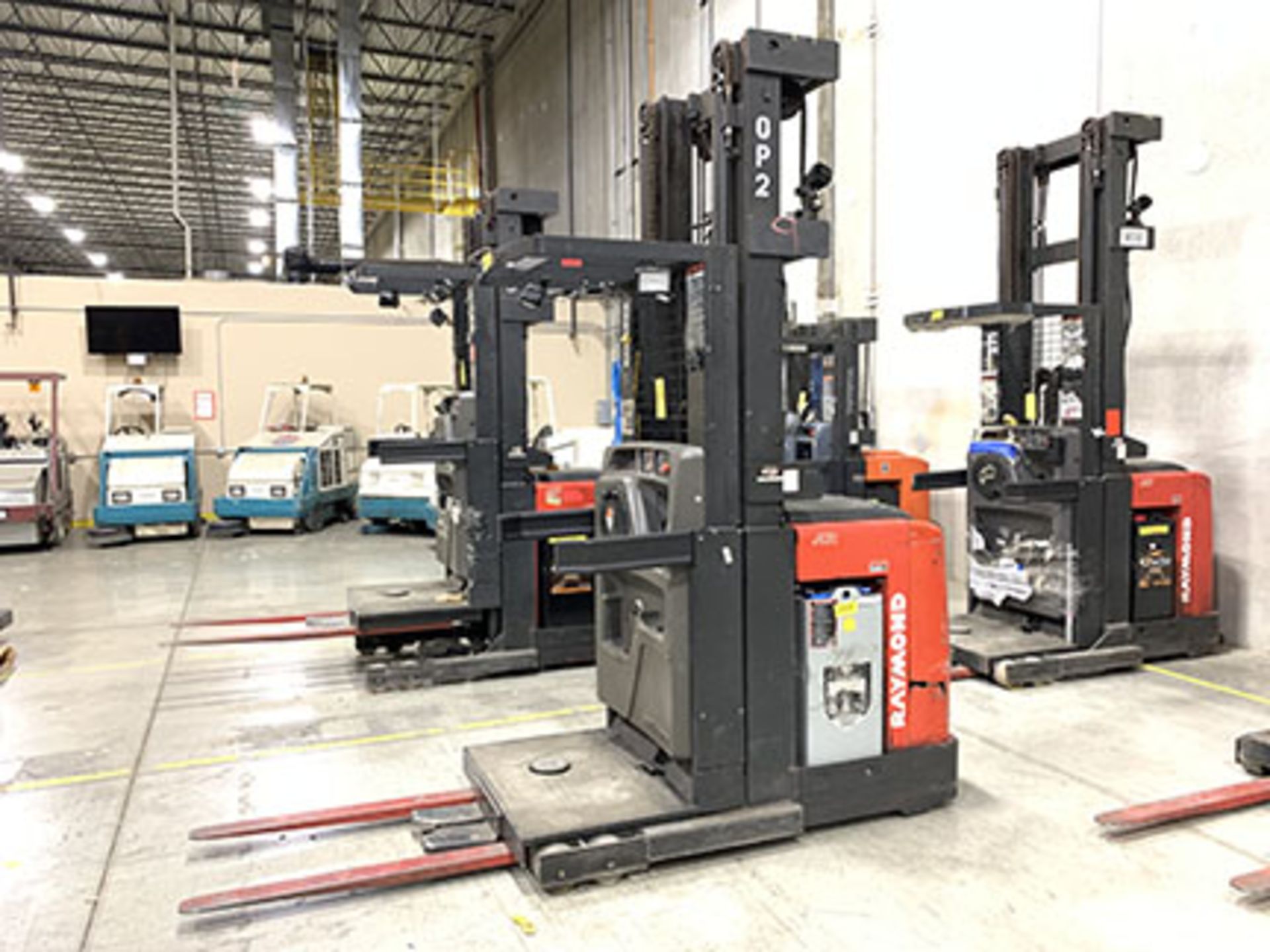 2006 RAYMOND 3,000 LB. CAPACITY ELECTRIC ORDER PICKER; 36-VOLT, 273'' MAX LOAD HEIGHT, 118'' MAST - Image 2 of 5