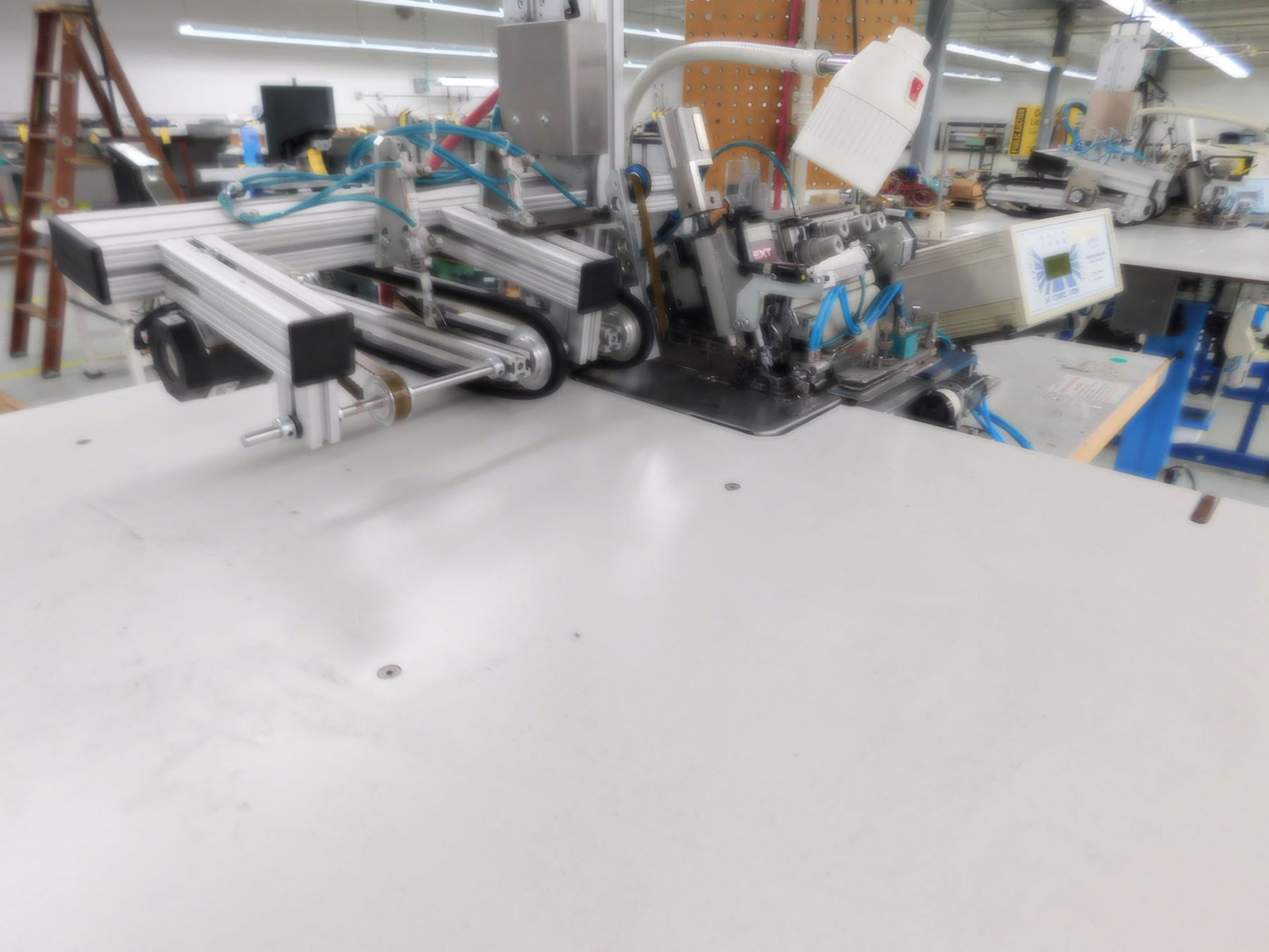 ROMBOLD SYSTEM GMBH PROGRAMMABLE SERGER, SINGLE NEEDLE, SAT-CONTROL-SYSTEM - Image 4 of 4