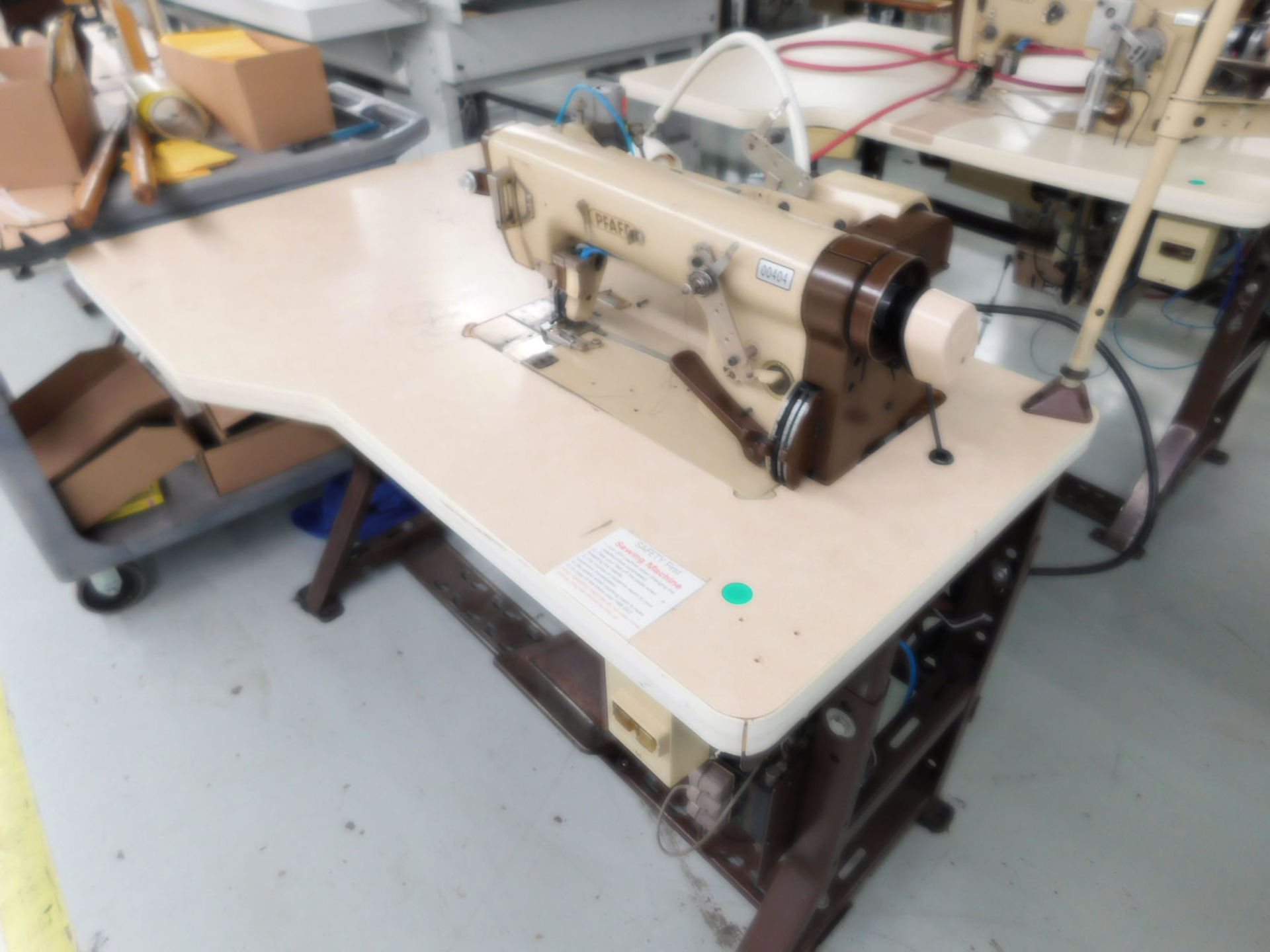 PFAFF SINGLE NEEDLE CHAINSTITCH SEWING MACHINE KI 5489, S/N 422607 - Image 2 of 2