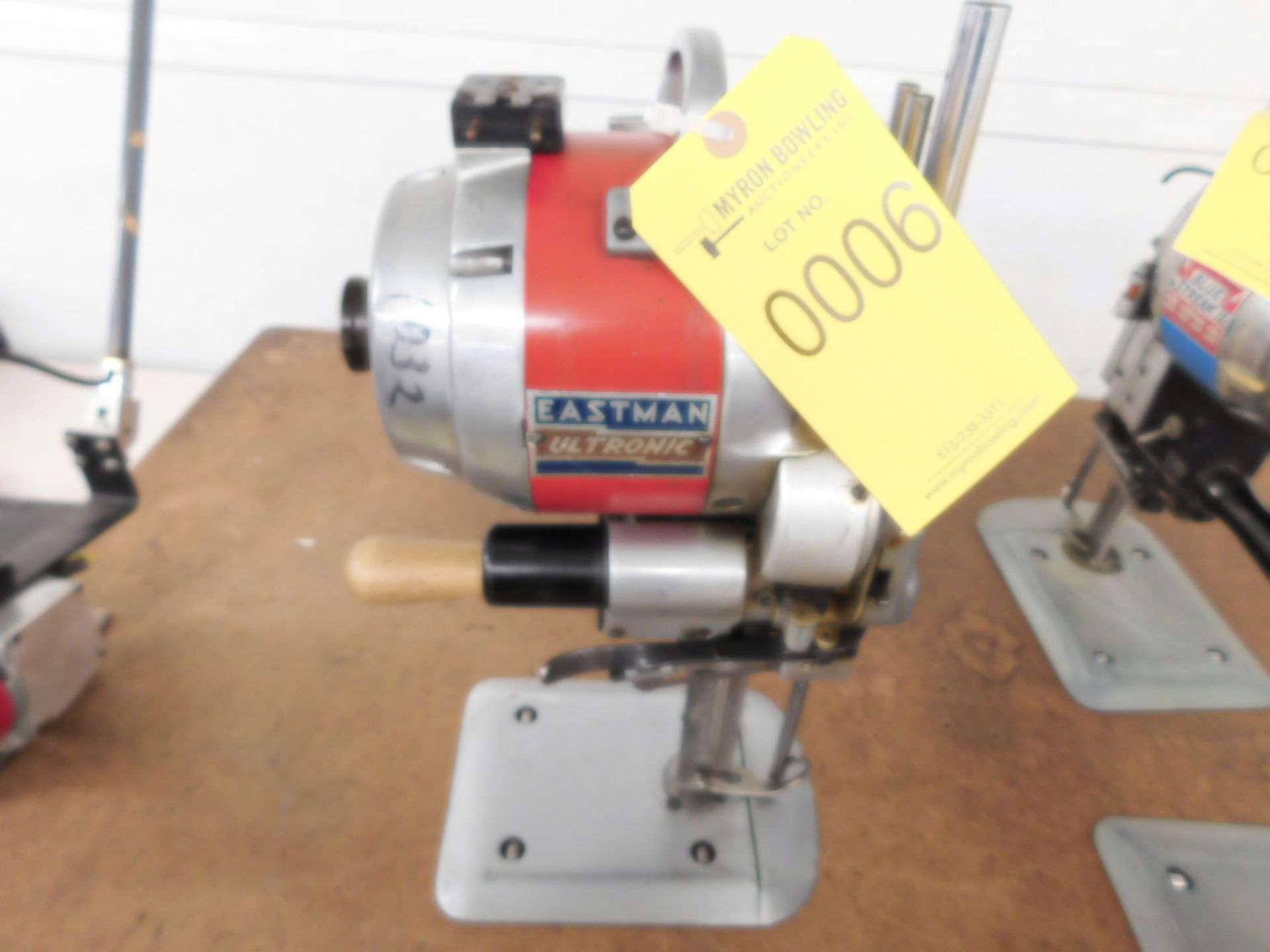 EASTMAN ULTRONIC CLASS 625 CLOTH CUTTING MACHINE; S/N G-6494-7, 5.2 AMP, 110-VOLT, 60-CYCLES, 3,