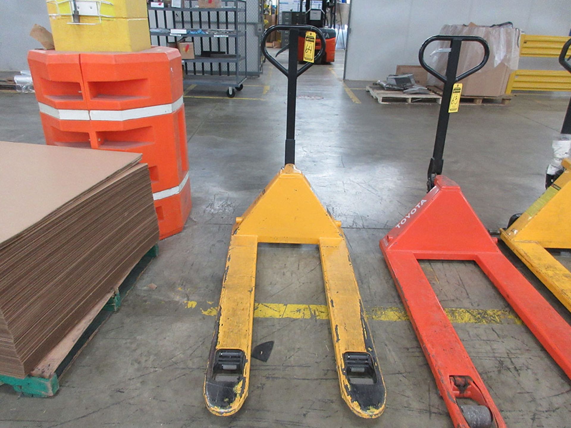 ULINE 5,500 LB. PALLET JACK