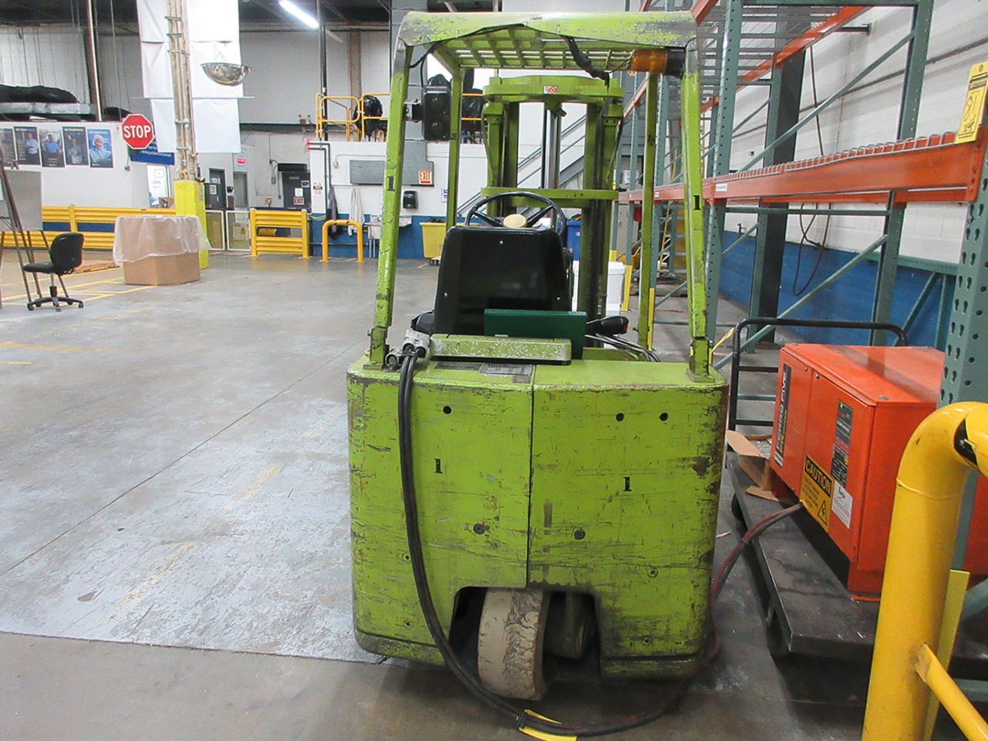 CLARK 3,000 LB. CAPACITY ELECTRIC FORKLIFT; MODEL TW30B, 36V, 2-STAGE MAST, 170'' MAX LOAD HEIGHT, - Image 3 of 5