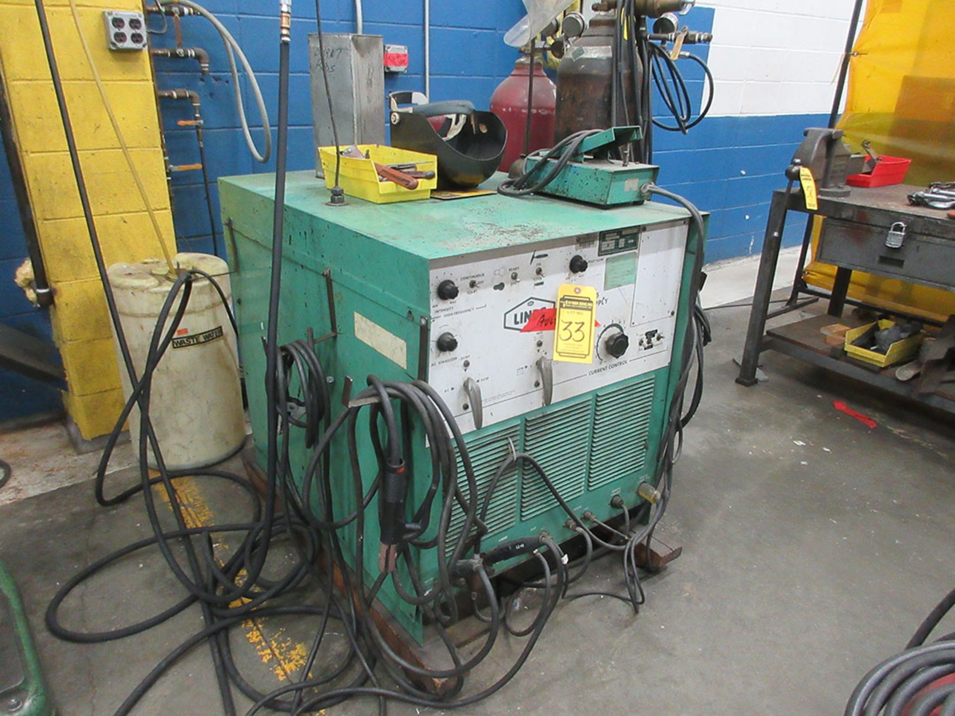 LINDE UCC-305 TIG/STICK WELDER; S/N C8QG15882 (EXCLUDES GAS)