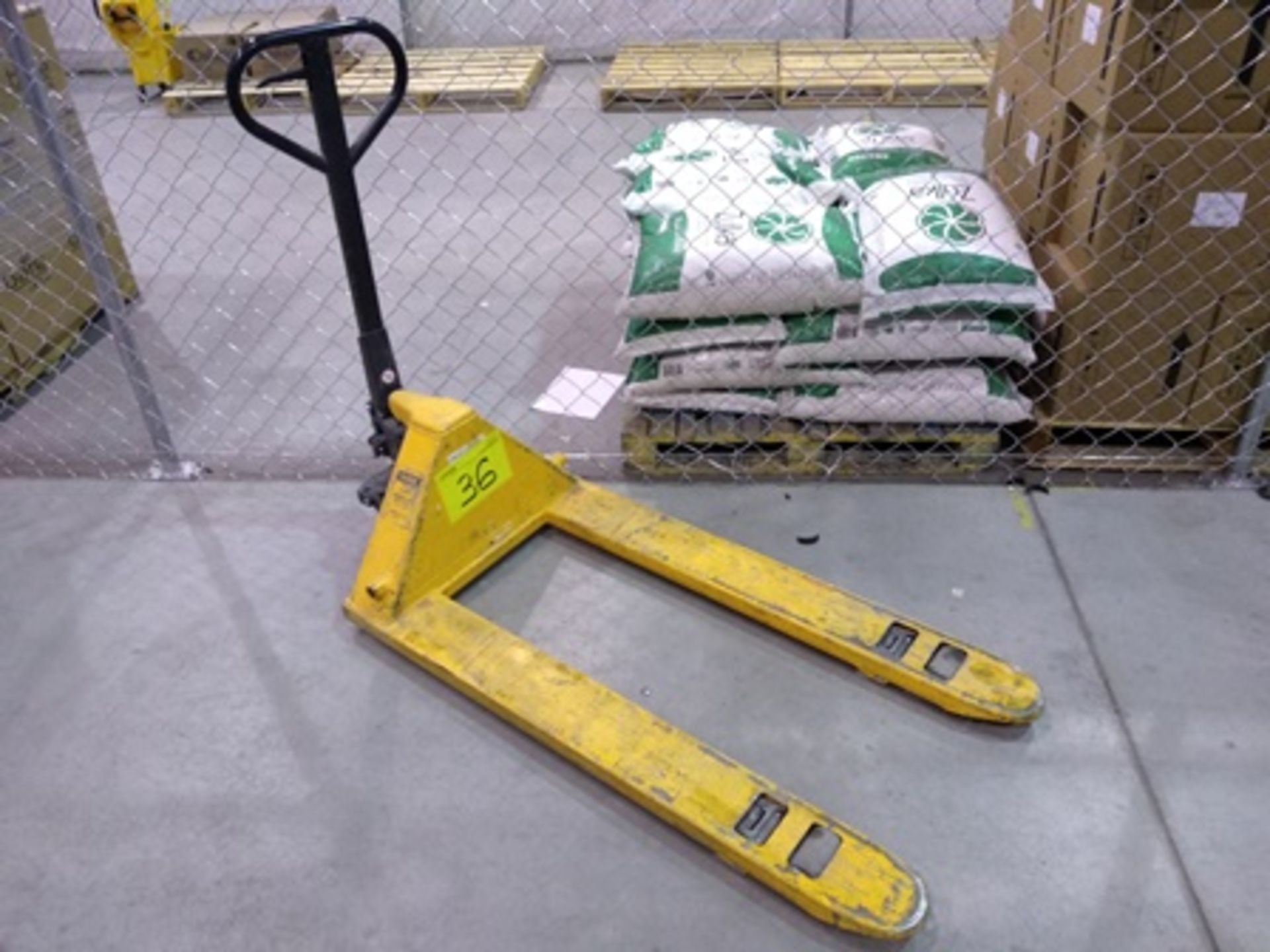 GS Manual pallet truck, max load capacity 2.5 ton, 3.9ft pallet jack. - Image 3 of 10