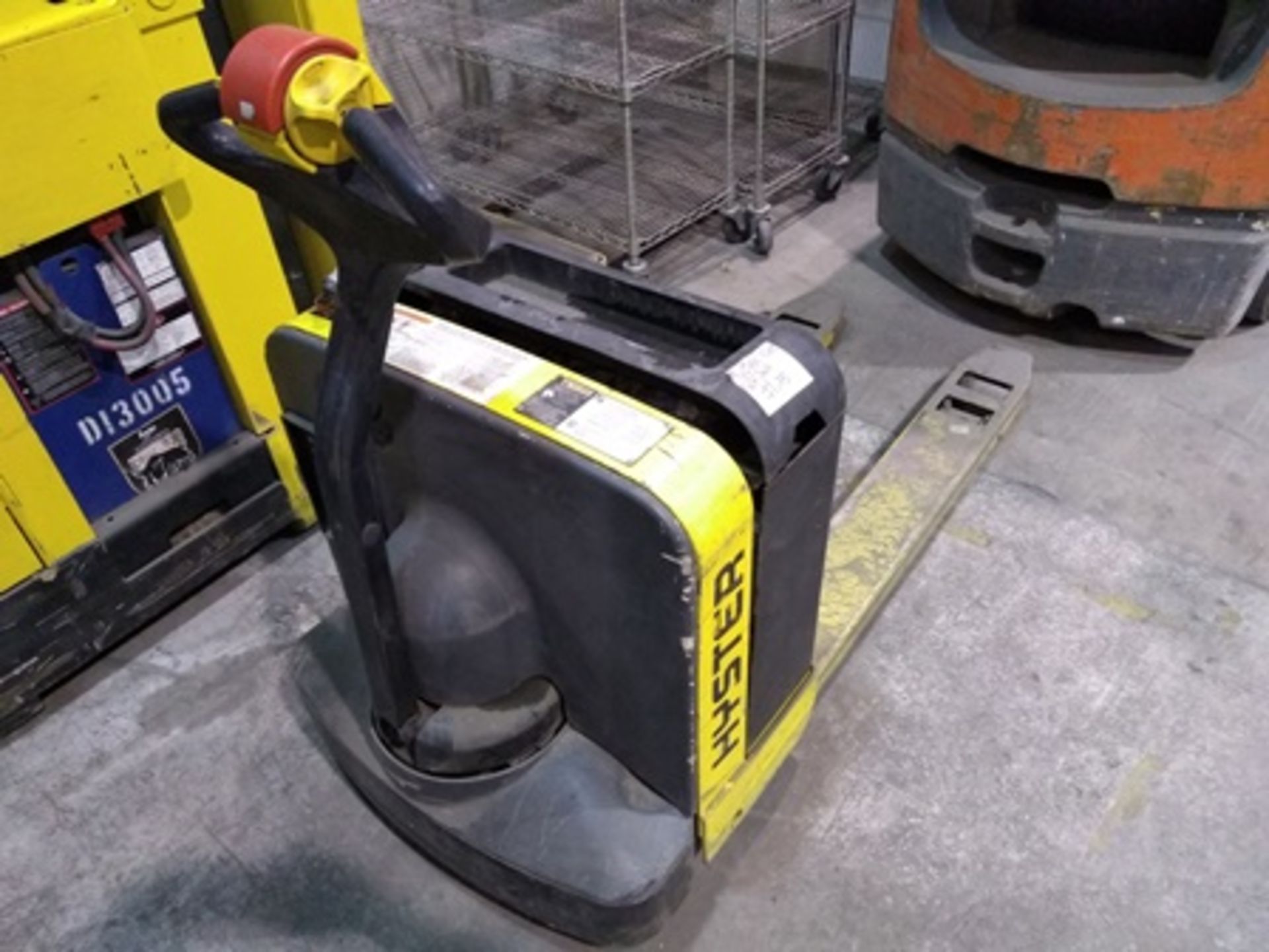 Hyster Electric Pallet Jack, model W40z, max load 4,000 pounds, built-in charger and 24V battery - Image 6 of 17