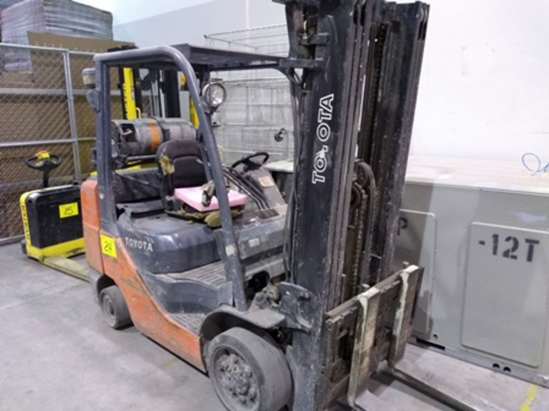 2008 Toyota 6,600 lb. Forklift, MODEL 8FGCU32, LPG engine, Max fork height 11 ft., 6,099 Hiurs - Image 2 of 25