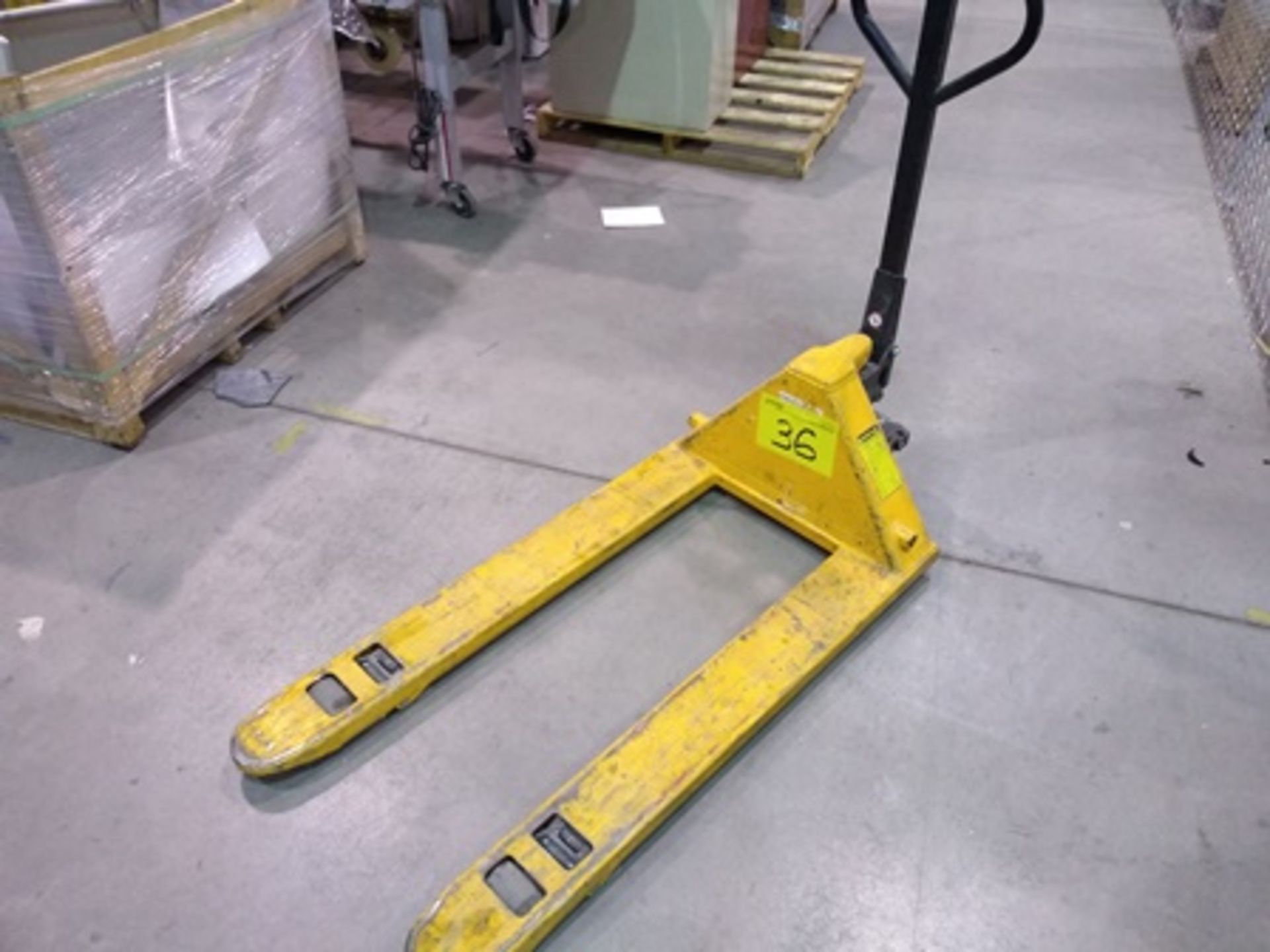 GS Manual pallet truck, max load capacity 2.5 ton, 3.9ft pallet jack. - Image 5 of 10