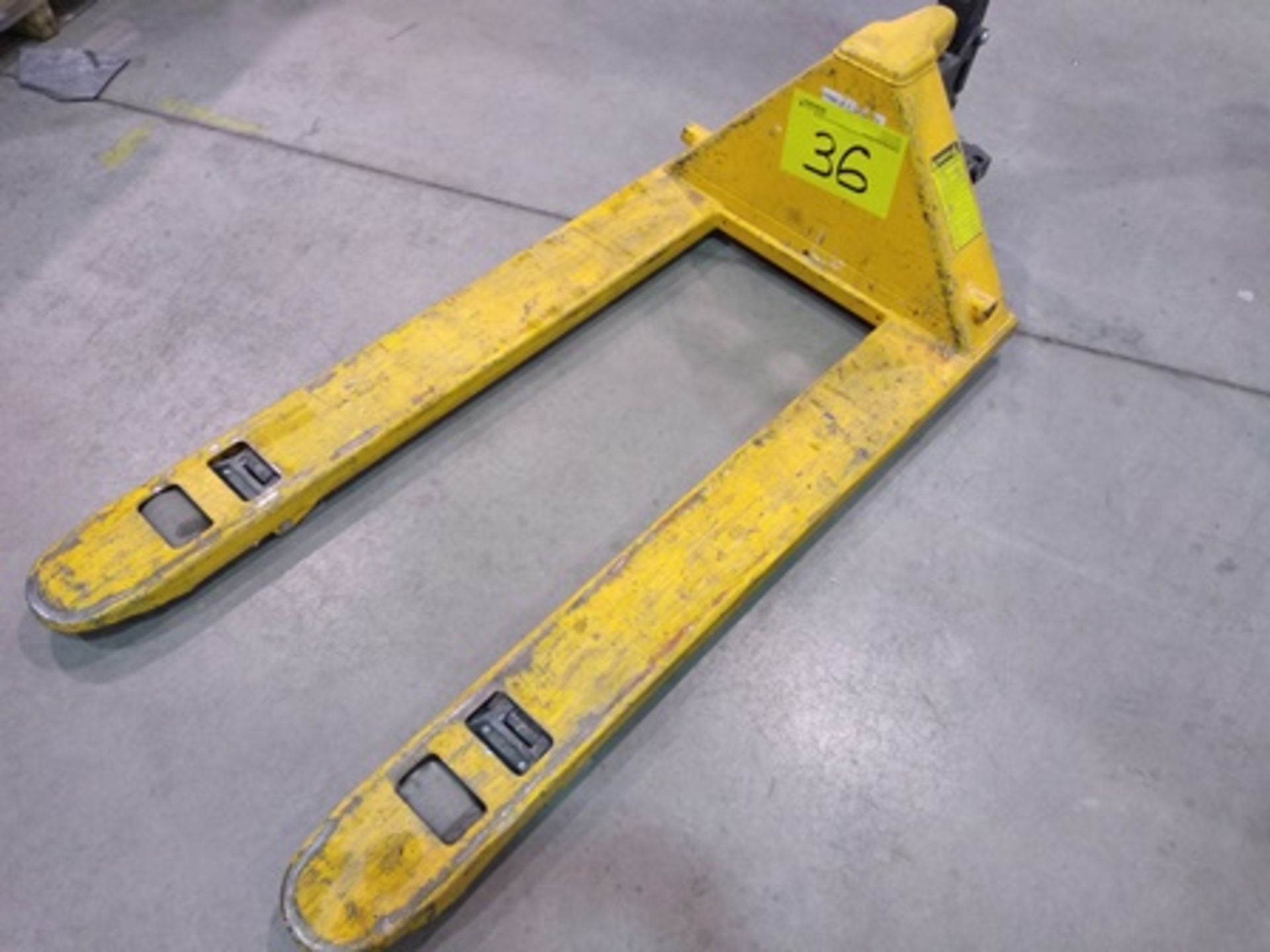 GS Manual pallet truck, max load capacity 2.5 ton, 3.9ft pallet jack. - Image 6 of 10