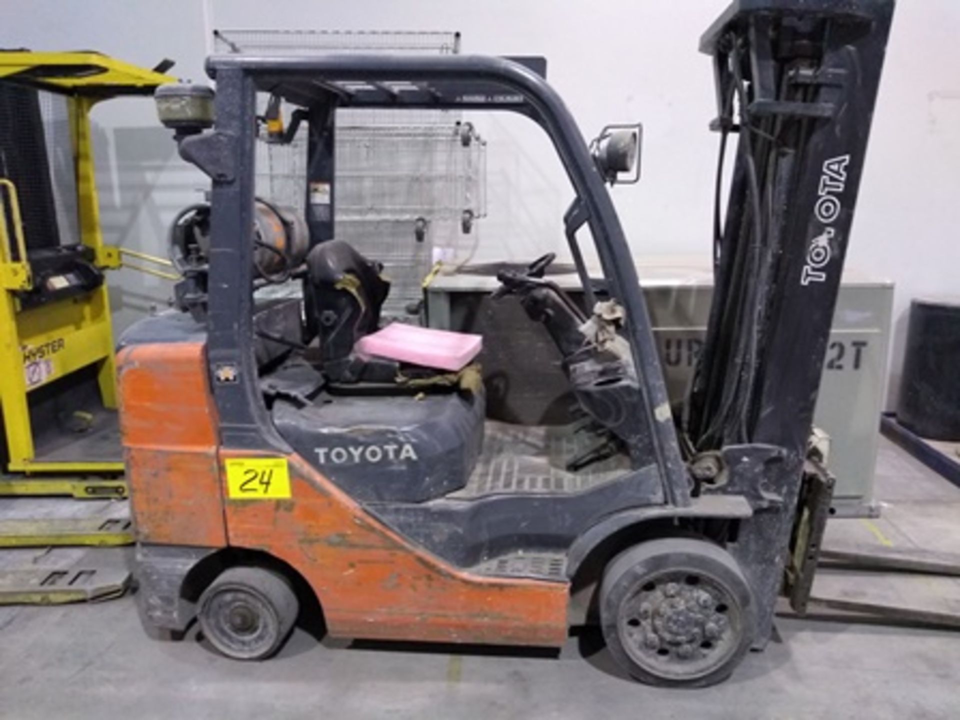 2008 Toyota 6,600 lb. Forklift, MODEL 8FGCU32, LPG engine, Max fork height 11 ft., 6,099 Hiurs