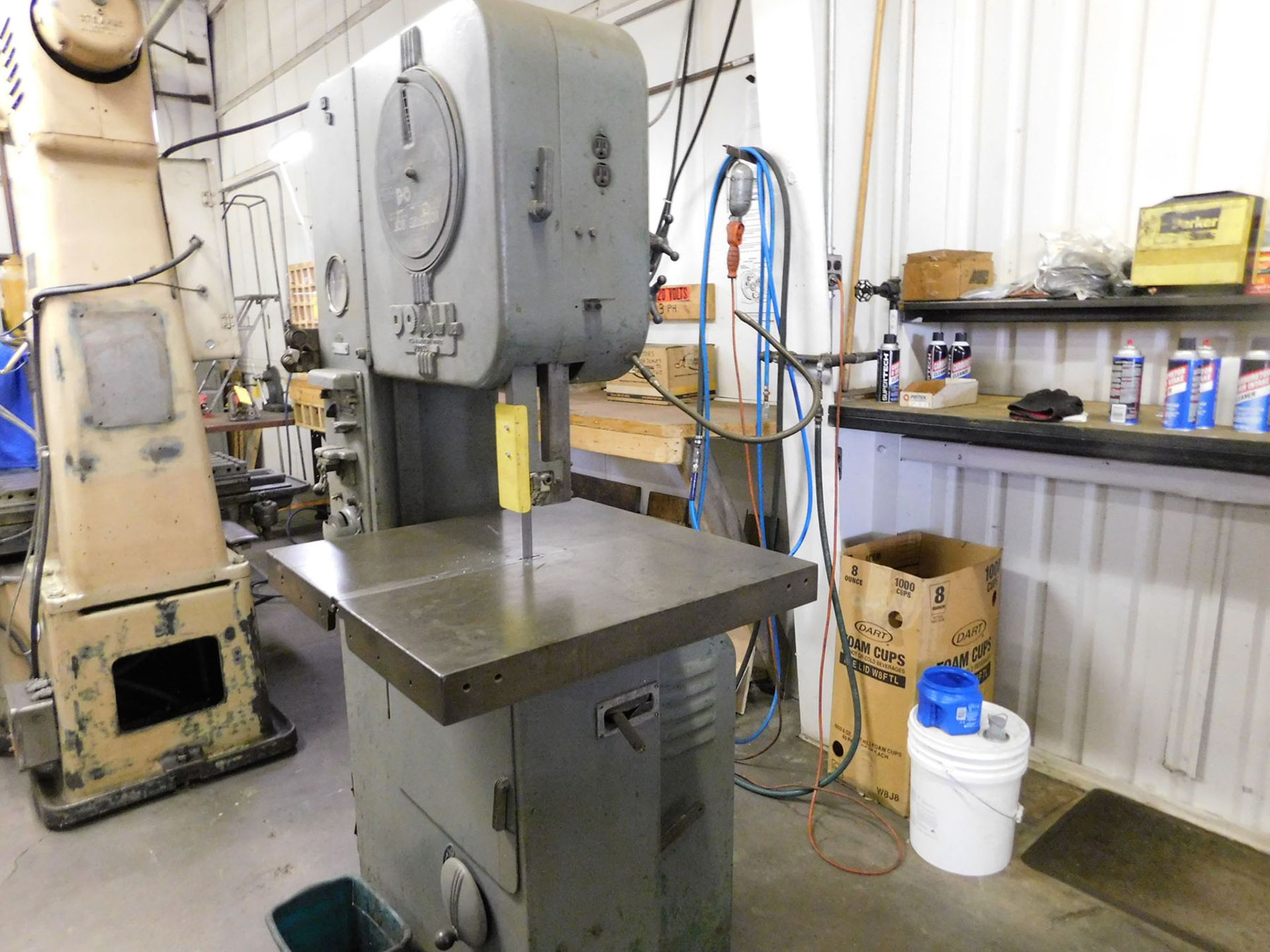 DOALL VERTICAL METAL BANDSAW; MODEL M-L, 120'' SAW LENGTH, 3370 MOTOR TO VARIABLE, 2' X 2' CONTOUR - Image 2 of 5