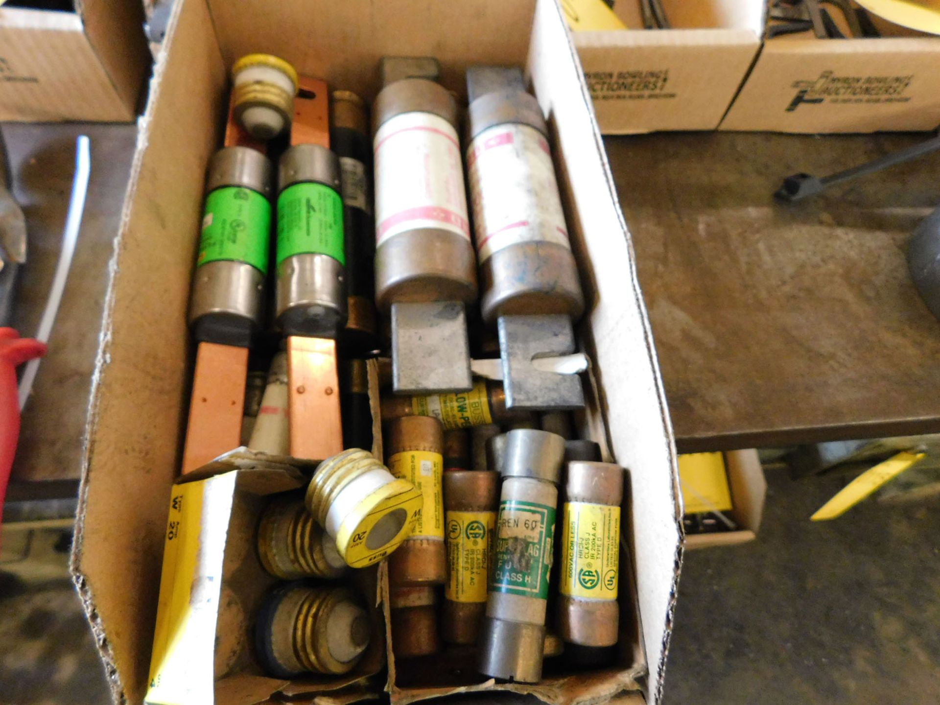 LOT OF ASSORTED FUSES