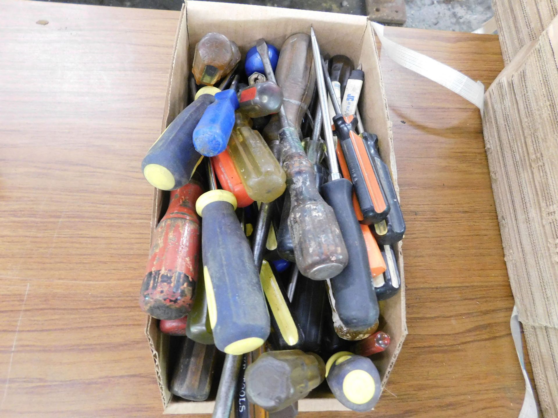 LOT OF ASSORTED FLATHEAD SCREW DRIVERS