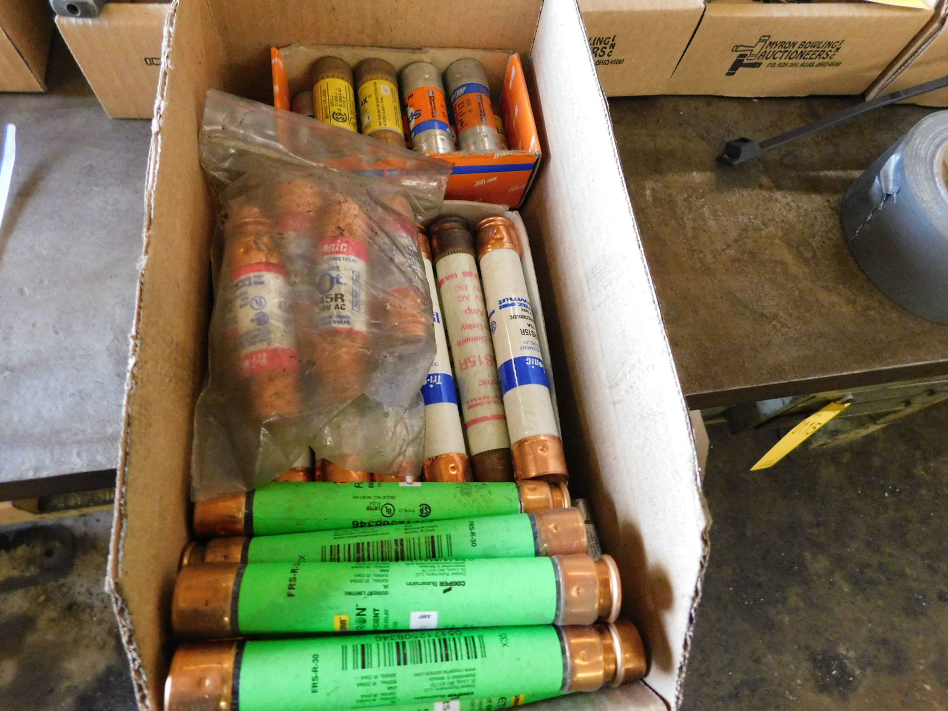 LOT OF ASSORTED FUSES