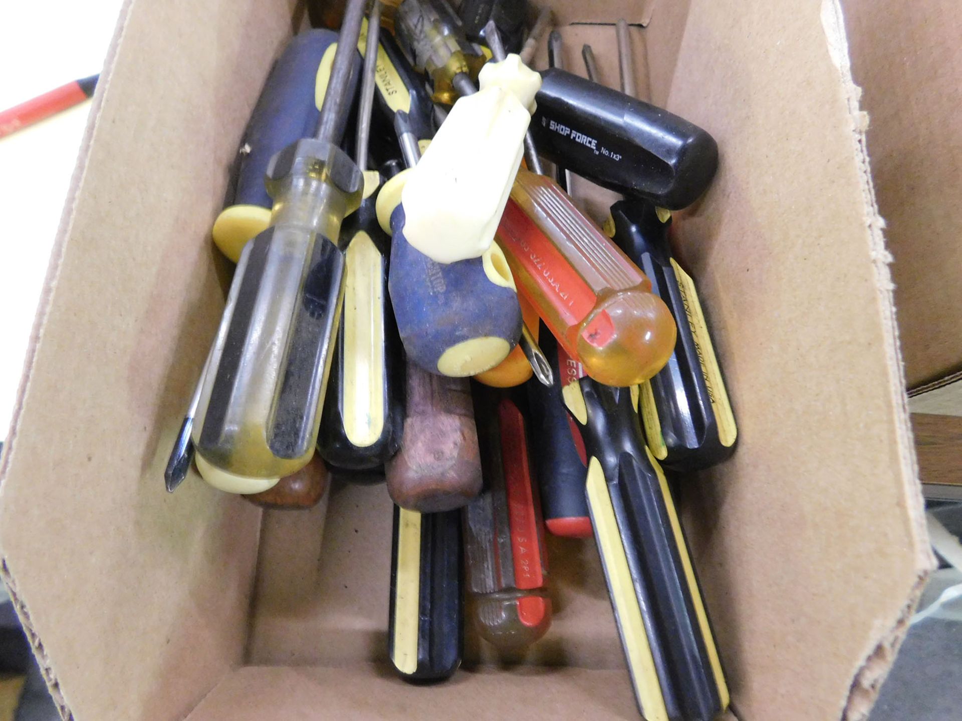 LOT OF PHILLIPS SCREW DRIVERS