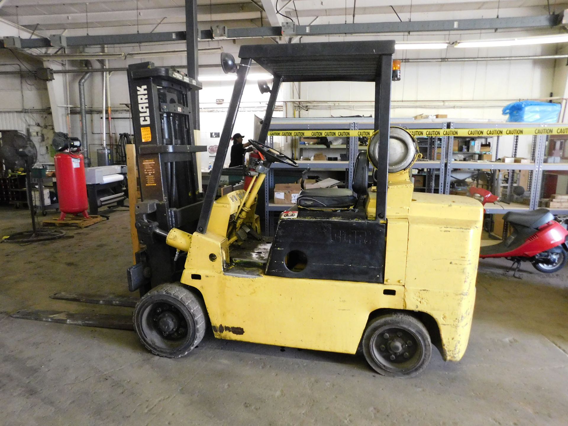 CLARK C500-80 8,000 LB. CAPACITY FORKLIFT; LP, 123'' LIFT HEIGHT, 82'', 2-STAGE MAST, SOLID TREAD - Image 2 of 4