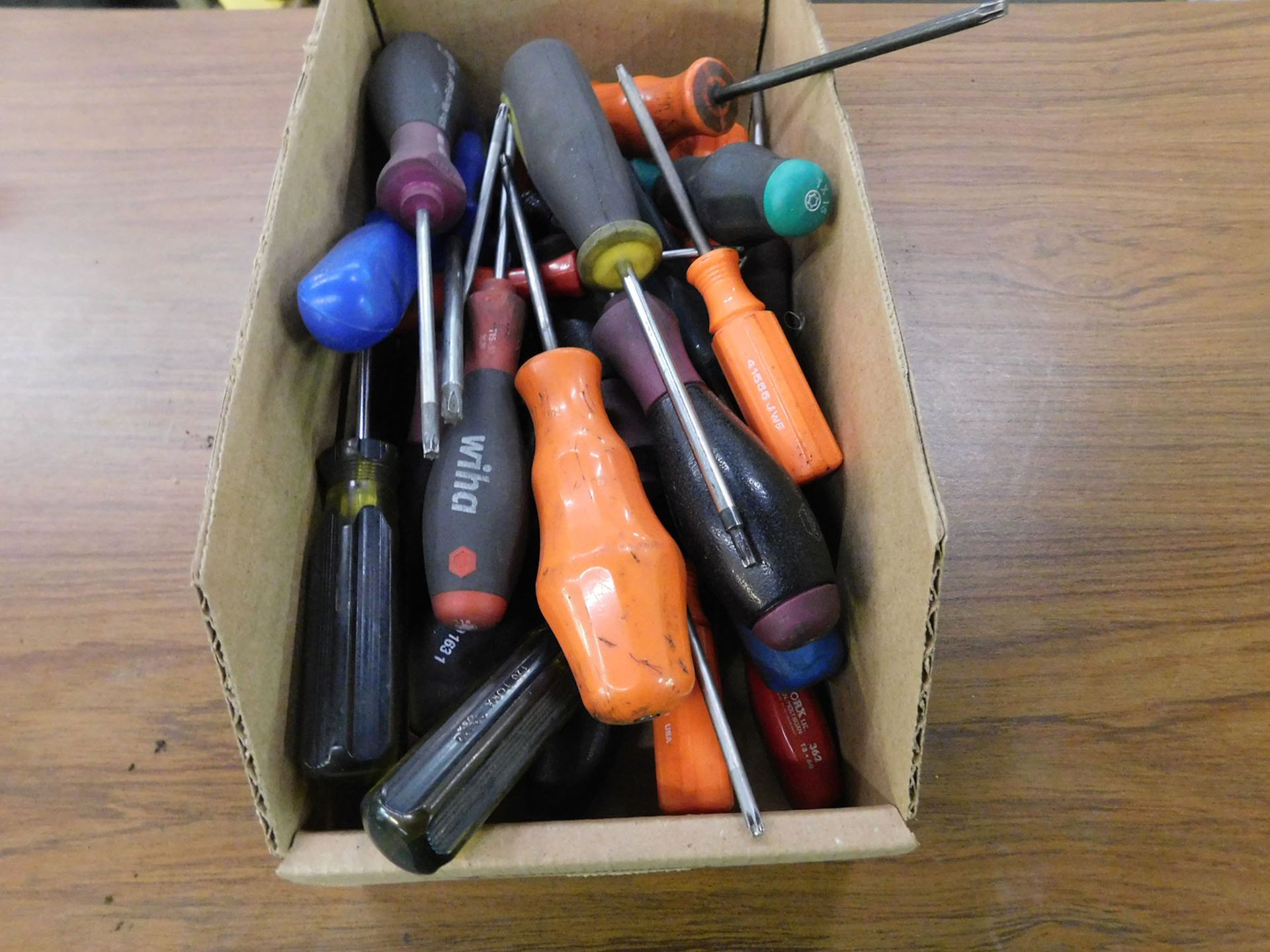 LOT OF TORQUE SCREW DRIVERS