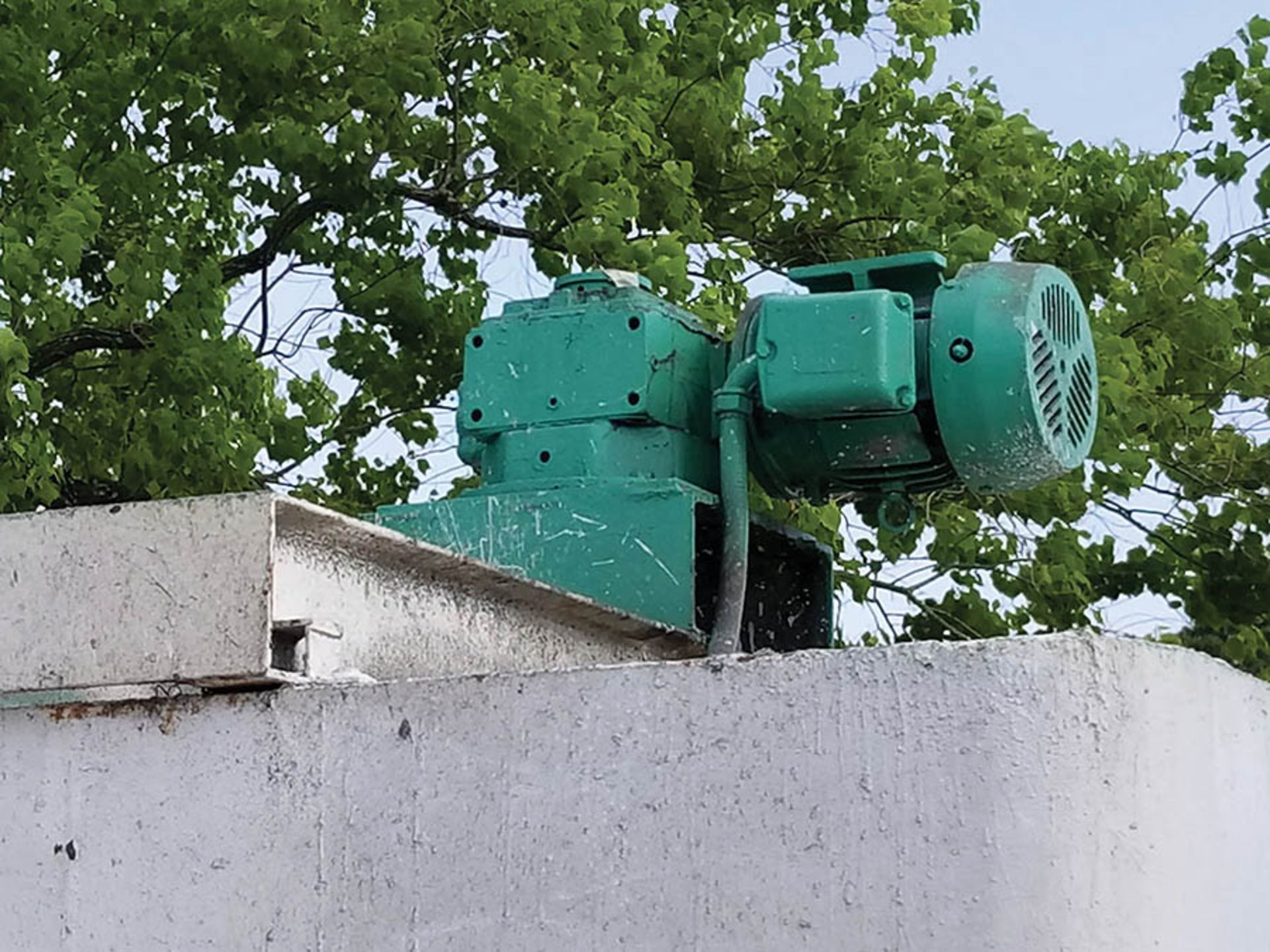 (2) SQUARE HOLDING TANKS, (1) IS DOUBLE TANK, AND (3) TOP MOUNT AGITATORS - Image 2 of 4