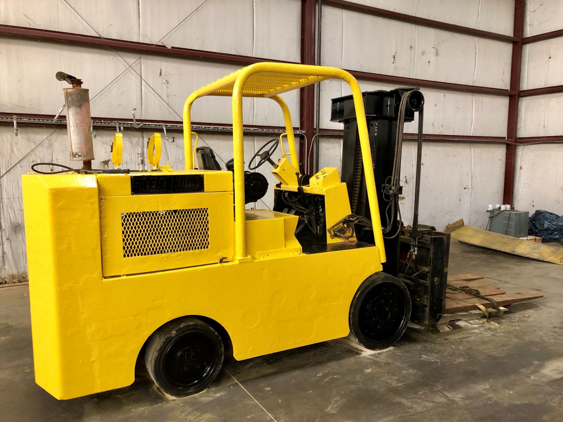 1986 SILENT HOIST 26,000 LB. CAP. FORKLIFT, LP, 114” RAISED/93” LOWERED, 2-STAGE *WEAK TRANSMISSION*