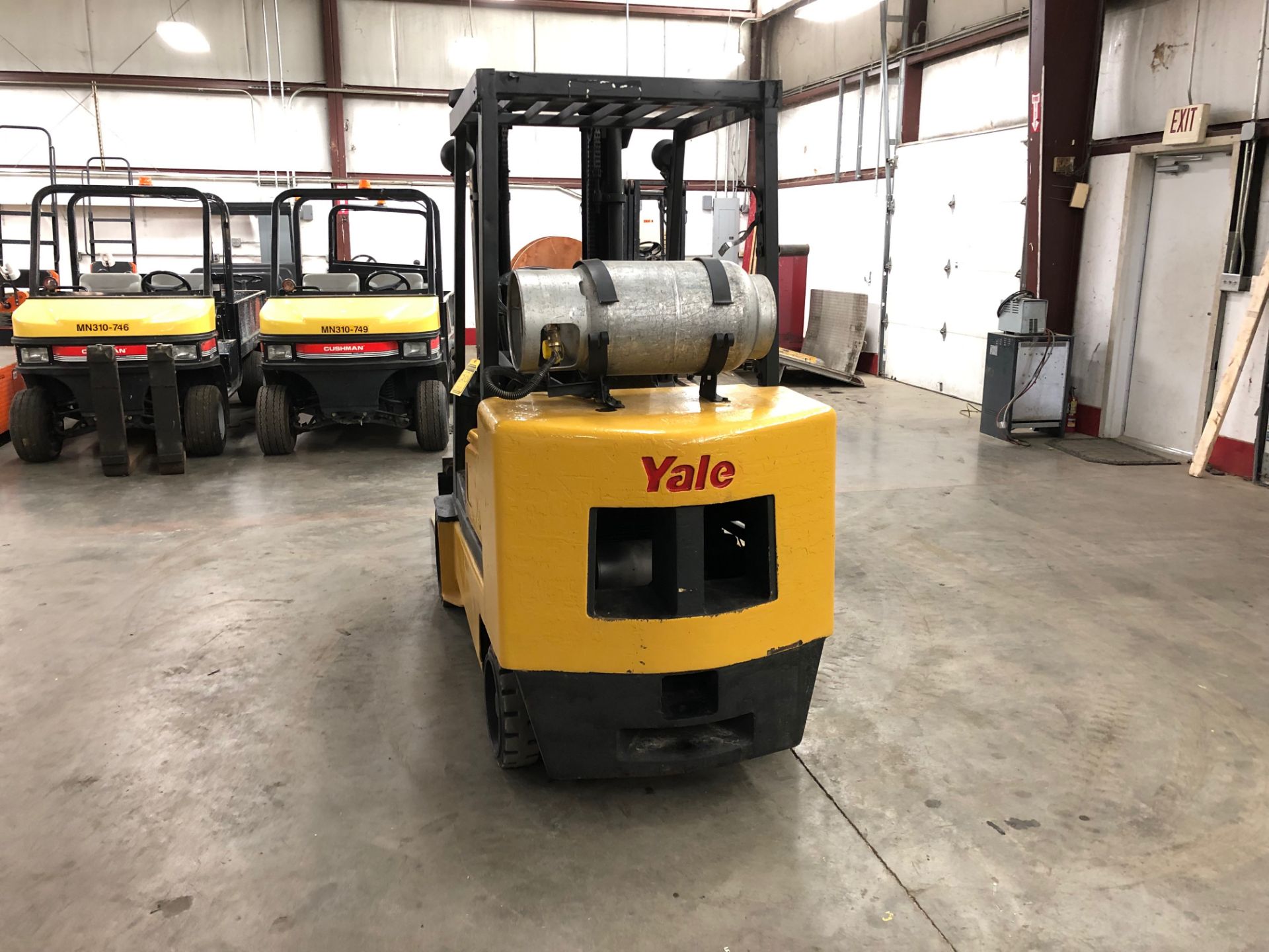 YALE 5,000 LB., MODEL: GLC050, S/N: N525075, LPG, SOLID TIRES, 190” RAISED/85” LOWERED 3-STAGE MAST, - Image 2 of 5