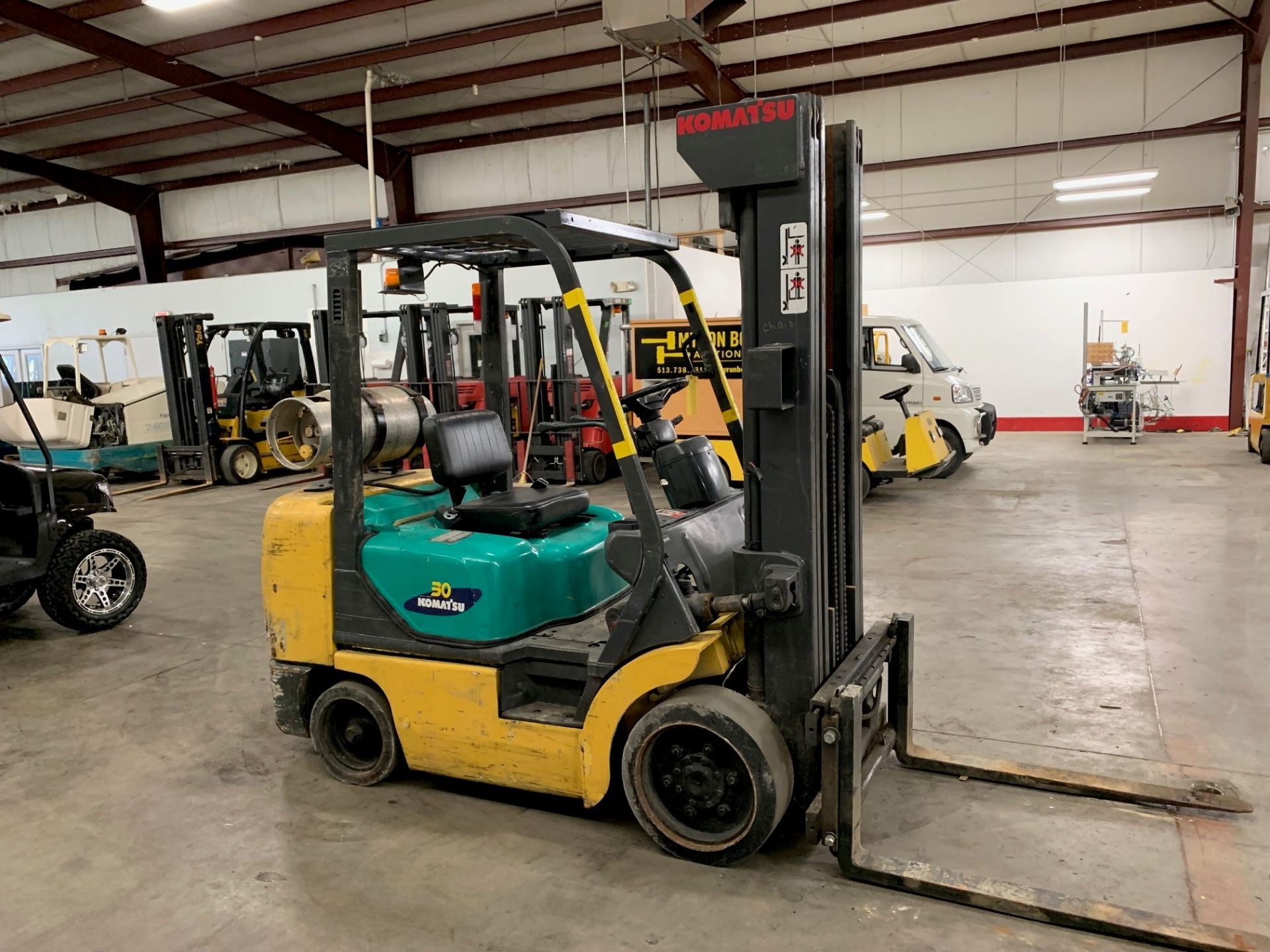 KOMATSU 6,000 LB., MODEL: FG30SHT-12H, S/N: 552404A, LPG, LEVER SHIFT, SOLID TIRES, 198” RAISED/89'' - Image 3 of 5