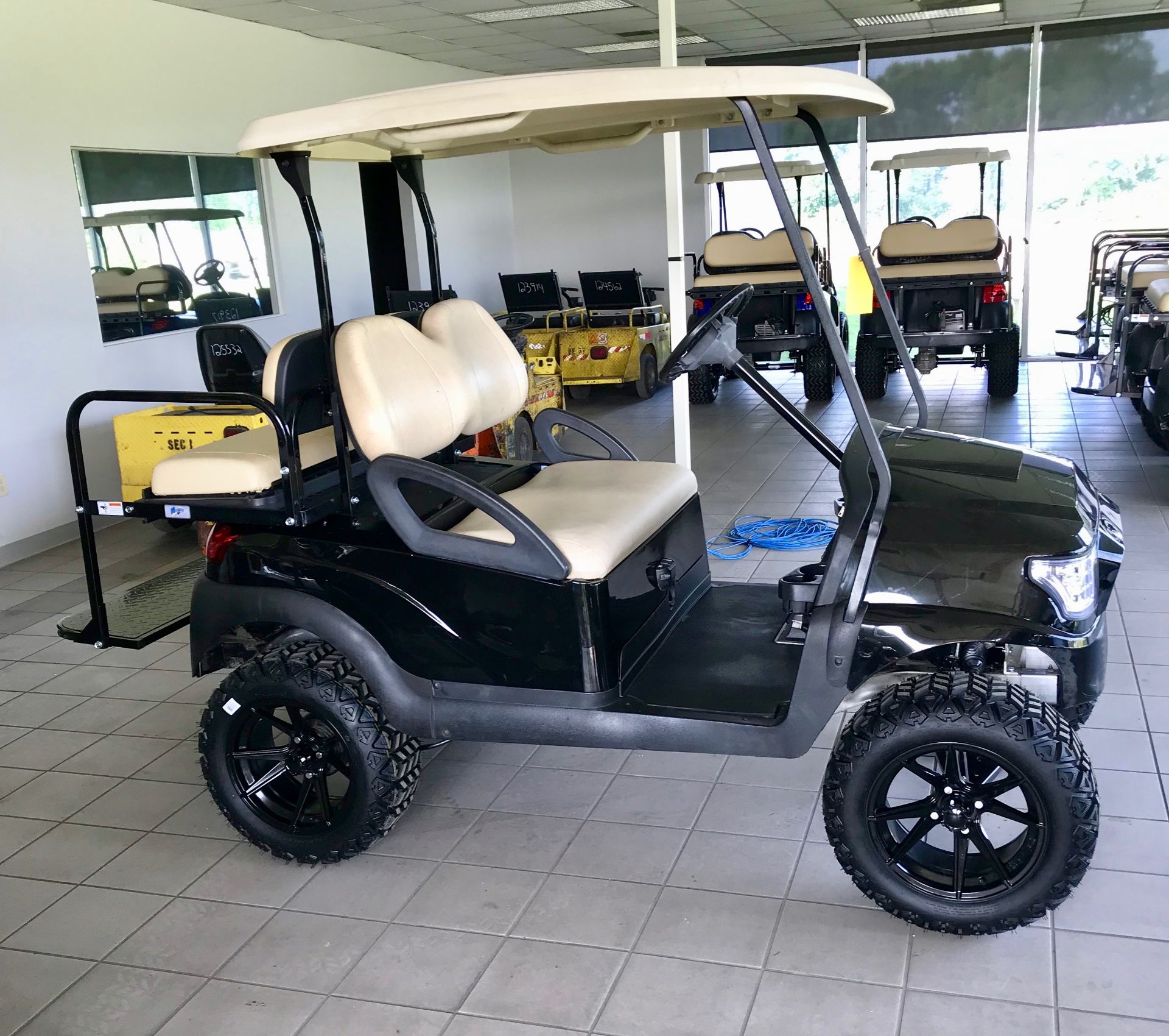 2014 CLUB CAR PRECEDENT ELECTRIC GOLF CART, WITH 48 VOLT CHARGER, 4-PASSENGER FOLD DOWN SEAT, LIFT