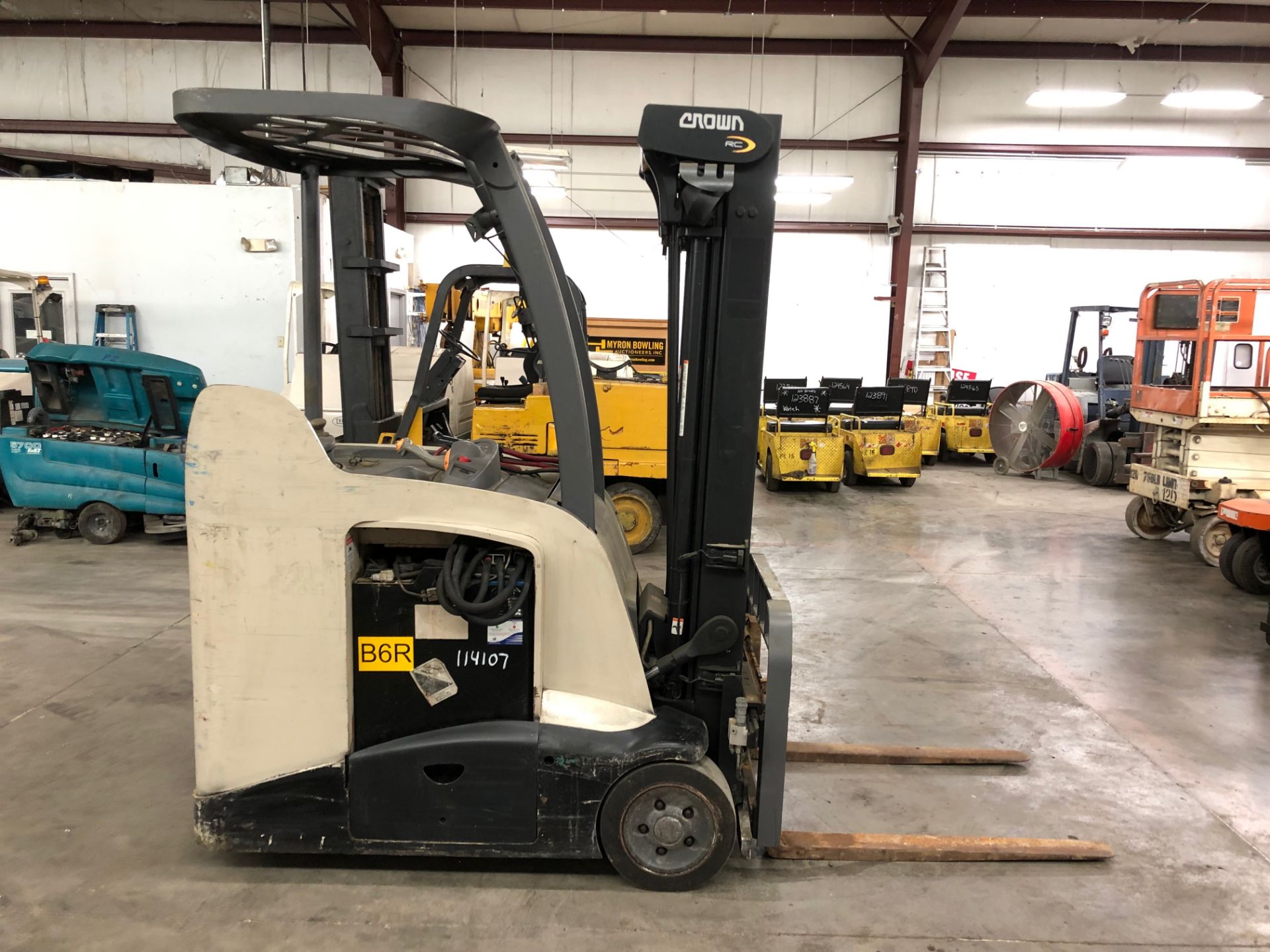 2012 CROWN 4,000 LB. CAPACITY, STANDUP FORKLIFT, MODEL: RC5545-40, S/N: 1A386291, WITH 36 VOLT - Image 3 of 5