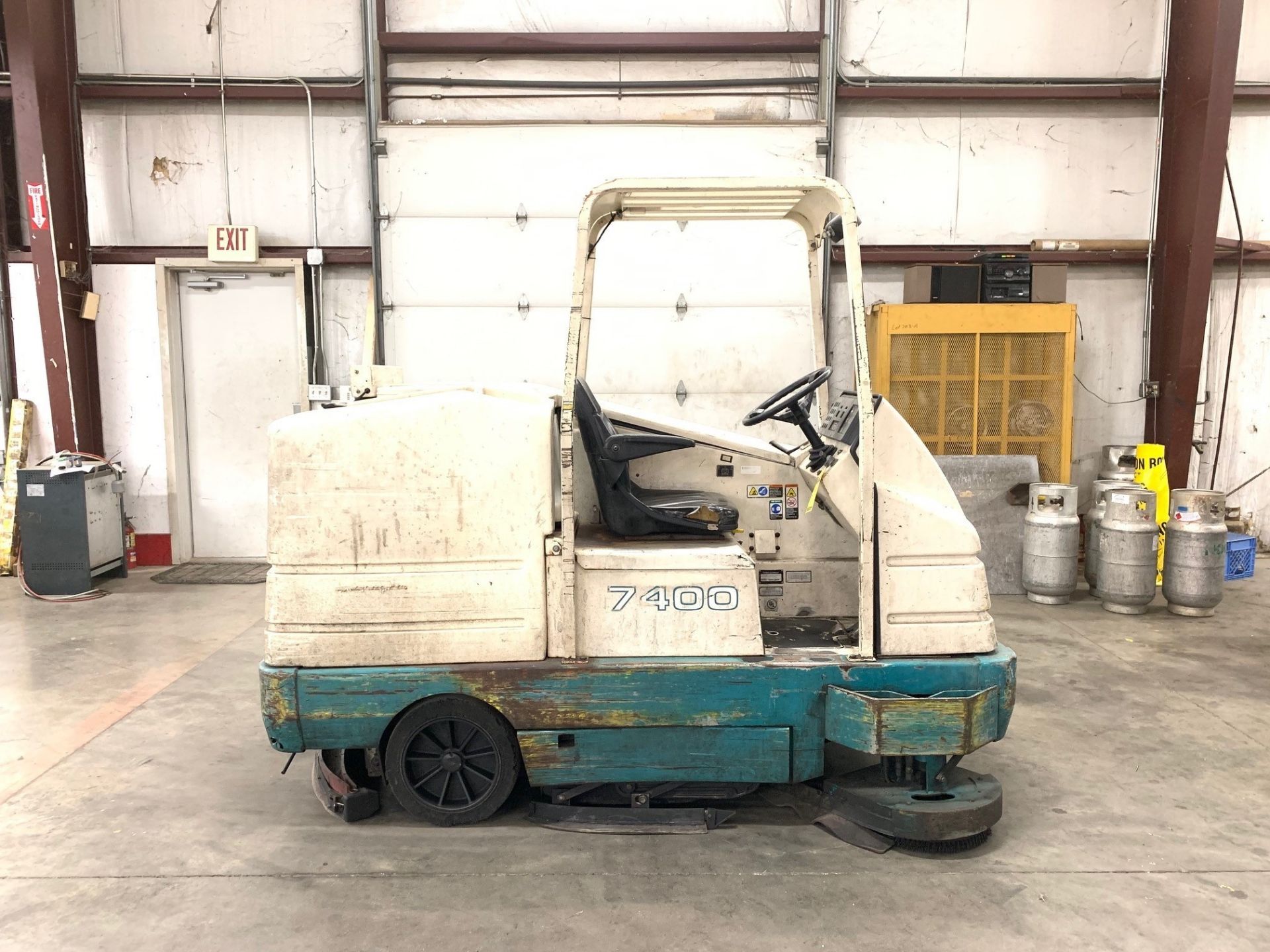 TENNANT FLOOR SWEEPER/SCRUBBER, MODEL: 7400, S/N: 7400-5506, 48” SWEEPER PATH, 616 HOURS, GROSS