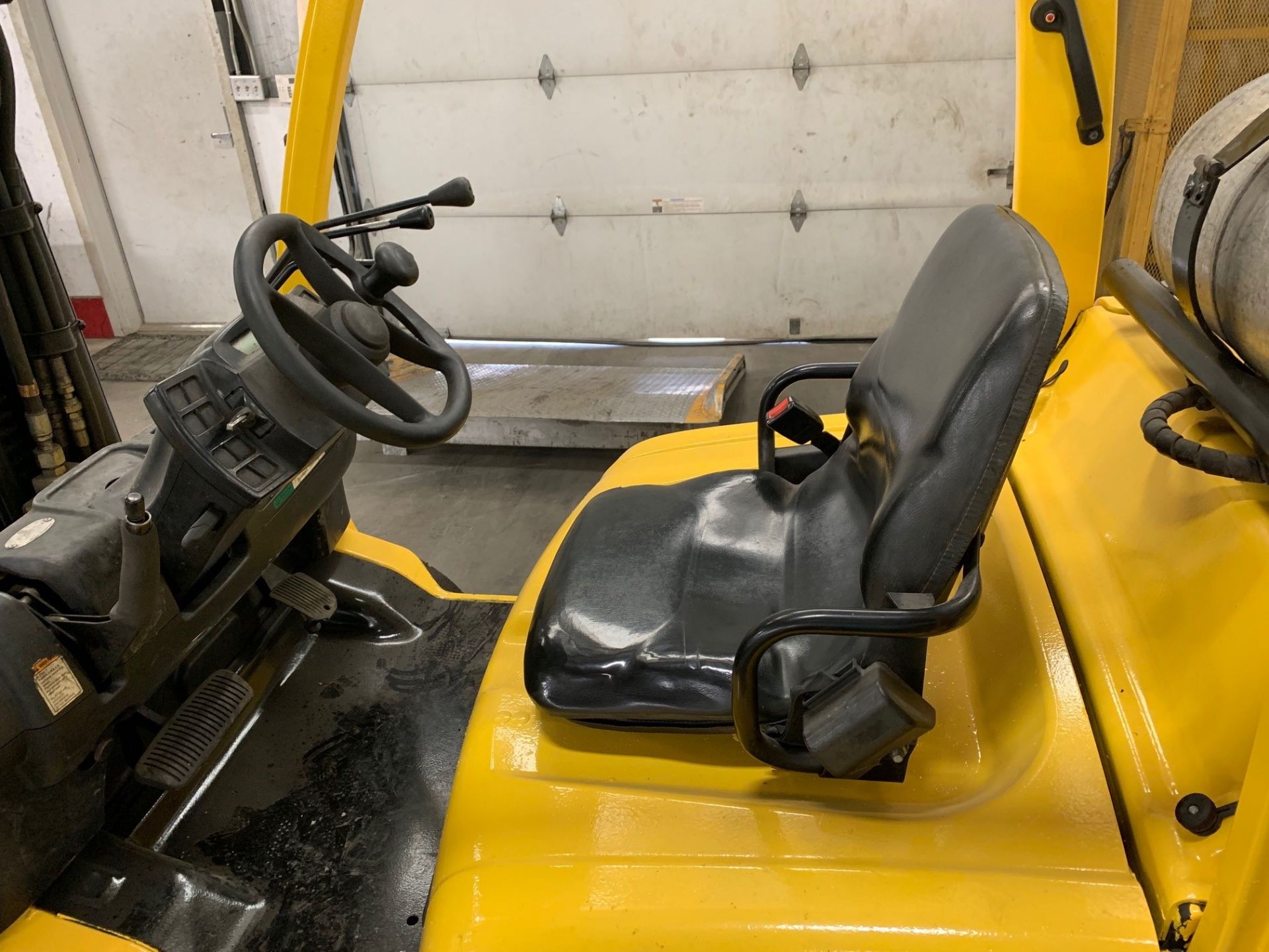 2011 HYSTER 10,000 LB., MODEL: S100FT, S/N: G004V05404J, LPG, LEVER SHIFT, SOLID TIRES, 163” - Image 5 of 5