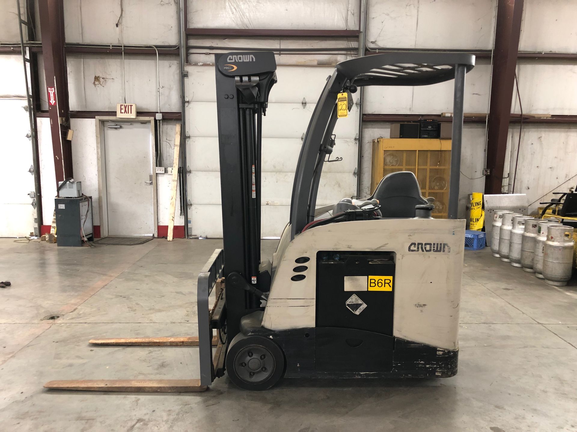 2012 CROWN 4,000 LB. CAPACITY, STANDUP FORKLIFT, MODEL: RC5545-40, S/N: 1A386291, WITH 36 VOLT