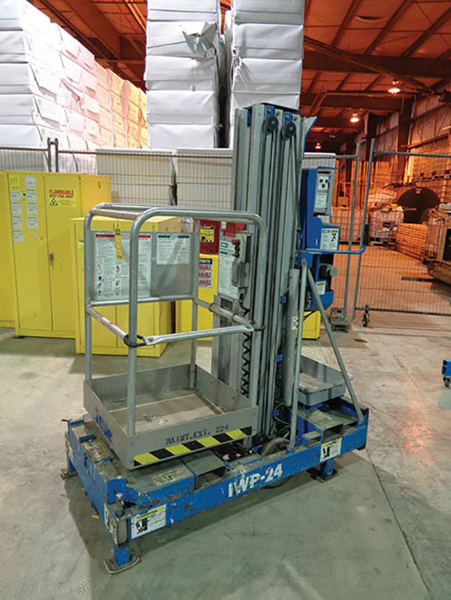 GENIE IWP-24 PERSONAL ELECTRIC MAN LIFT