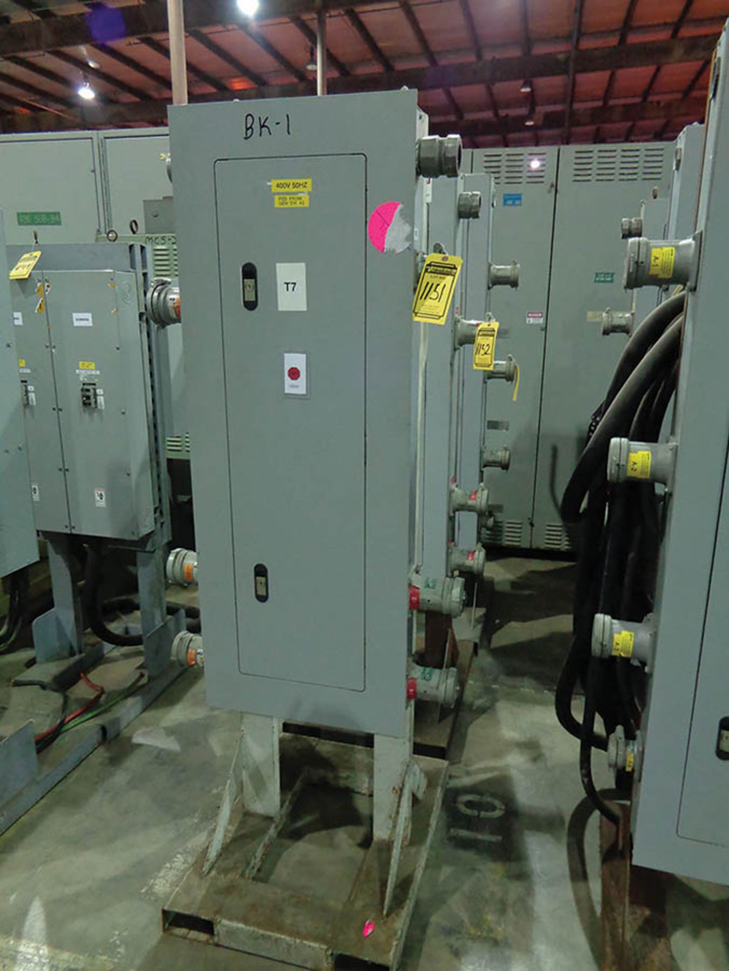 SIEMENS P1E18JX400CTS DISTRIBUTION PANEL W/ 400 AMP MAIN 6-100 AMP BREAKERS AND WELDING OUTLETS ON