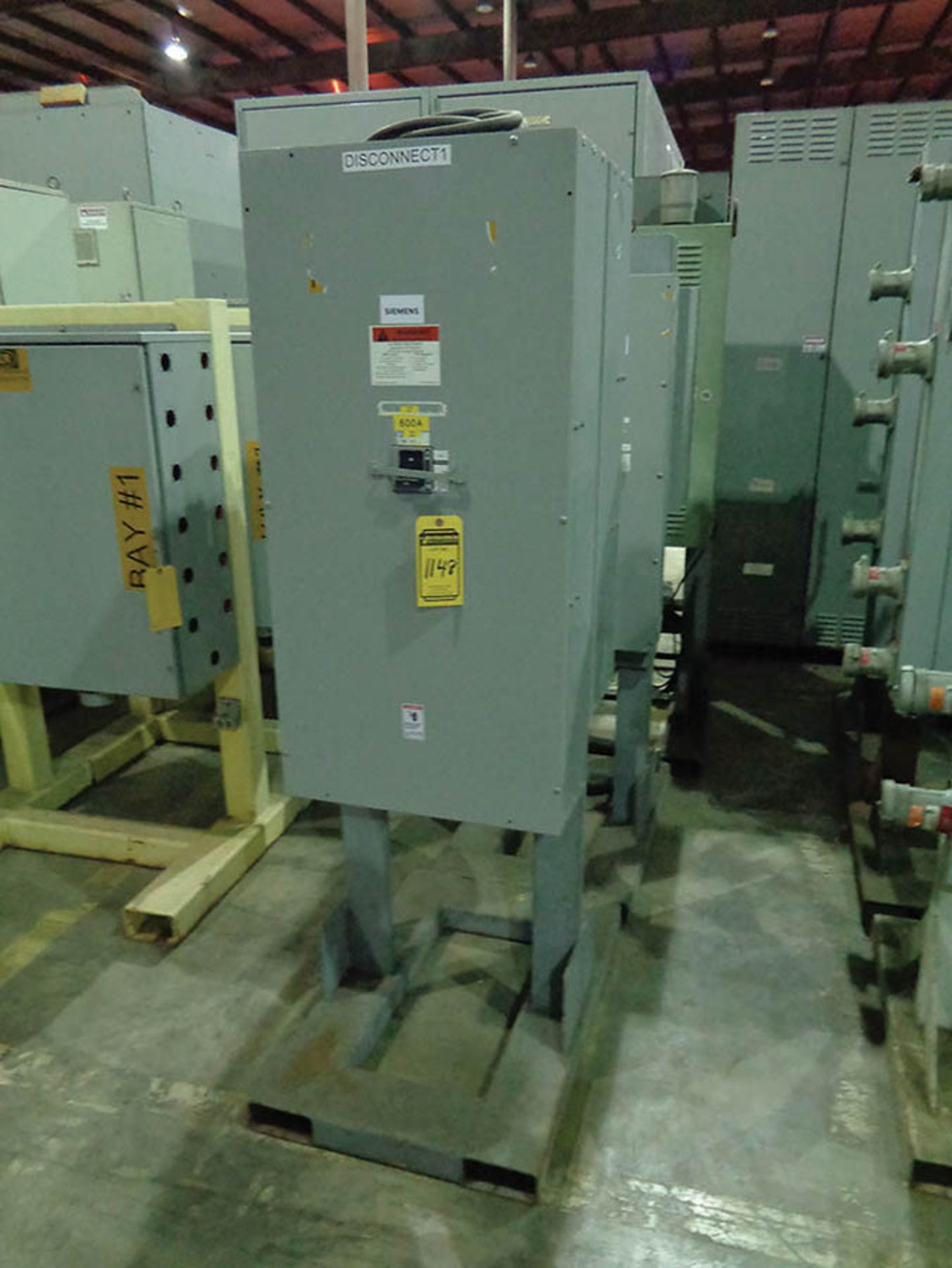 600 AMP SIEMENS SENTRON SERIES CIRCUIT BREAKER W/ DISCONNECT ENCLOSURE ON METAL STAND AND 400 AMP