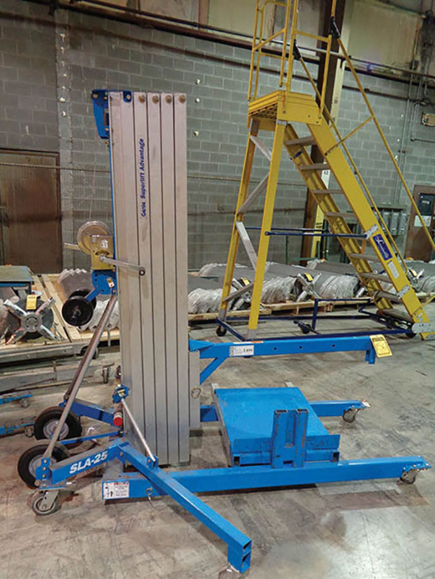 GENIE SLA-25 MANUAL MATERIAL LIFT 650 LB.