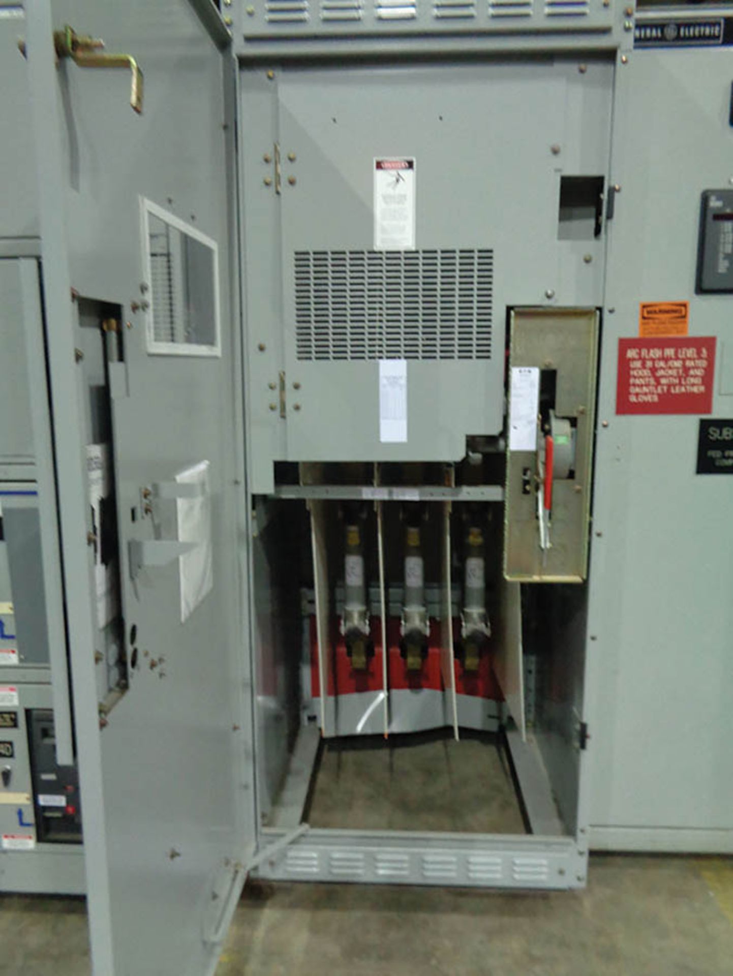 CUTLER HAMMER MVS METAL ENCLOSED LOAD INTERRUPTER SWITCH 15.5 KVA 800 AMP AND GENERAL ELECTRIC GE - Image 3 of 4