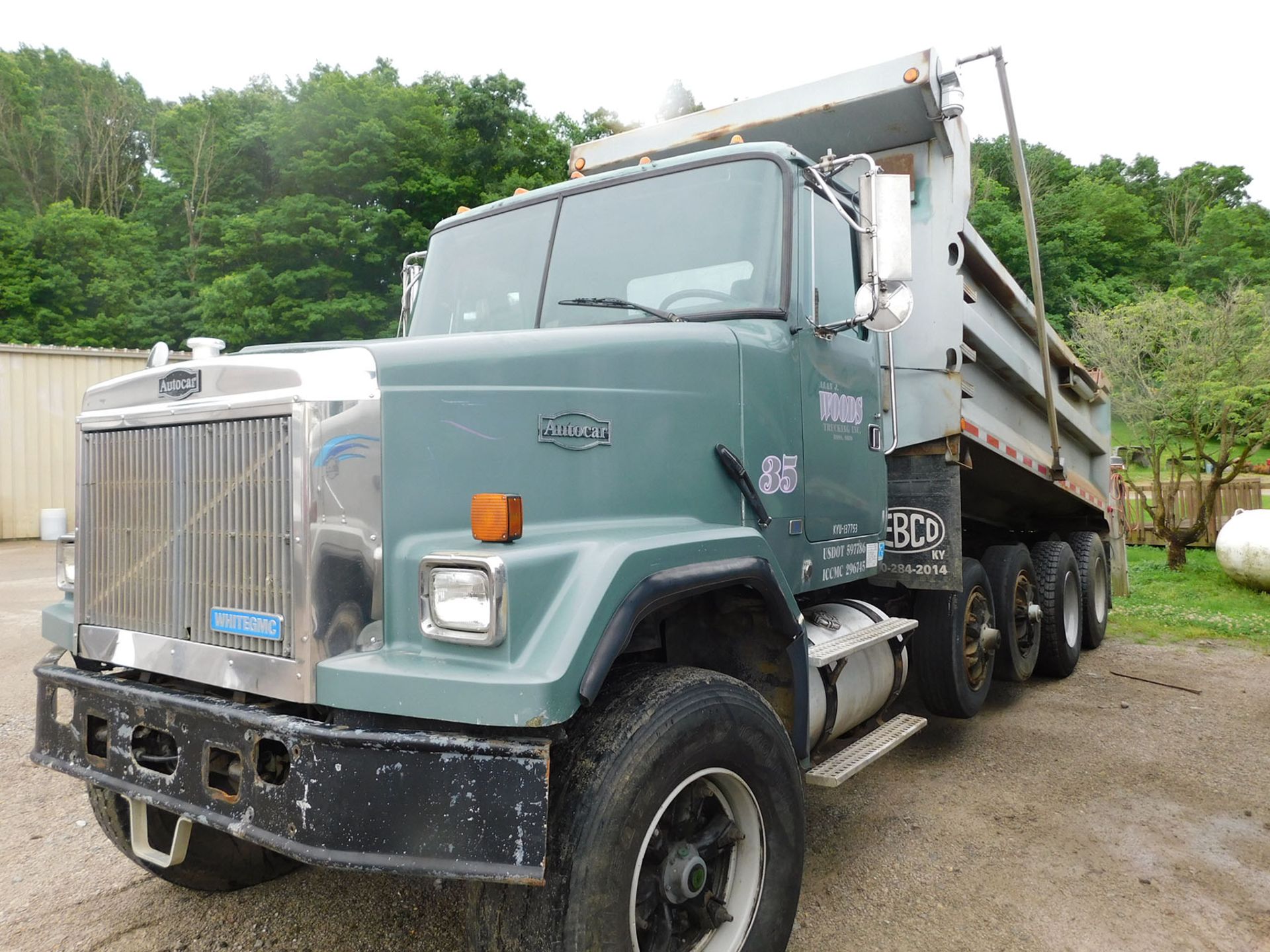 1995 WHITE GMC DUMP TRUCK; CUMMINS M11, ROADRANGER 8-SPEED TRANSMISSION WITH DEEP REDUCTION, QUAD - Image 6 of 8