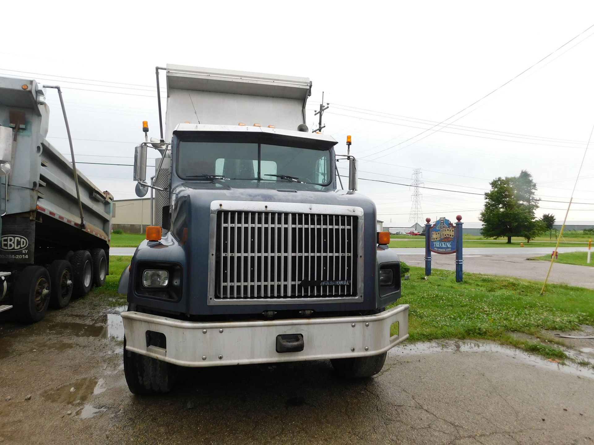 1999 PAYSTAR DUMB TRUCK; CATERPILLAR C-12, ROADRANGER 8-SPEED TRANSMISSION WITH DEEP REDUCTION, 6- - Image 2 of 8