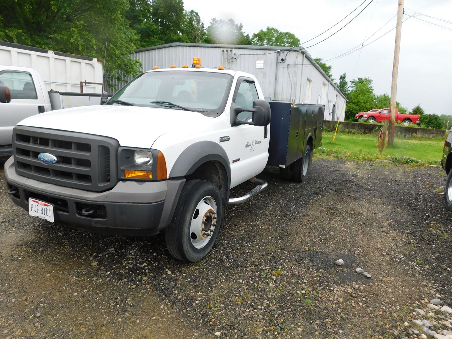 2005 FORD F-450 XL SUPER DUTY SERVICE TRUCK; AUTOMATIC POWER STROKE TURBO DIESEL, DUAL REAR TIRES, - Image 2 of 6