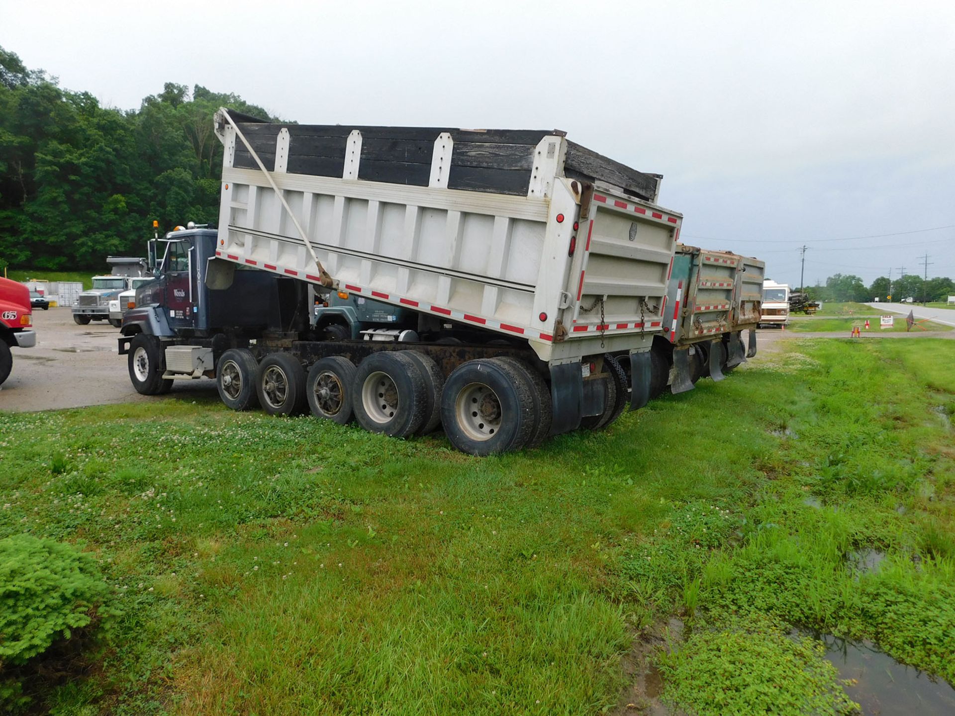 1999 PAYSTAR DUMB TRUCK; CATERPILLAR C-12, ROADRANGER 8-SPEED TRANSMISSION WITH DEEP REDUCTION, 6- - Image 7 of 8