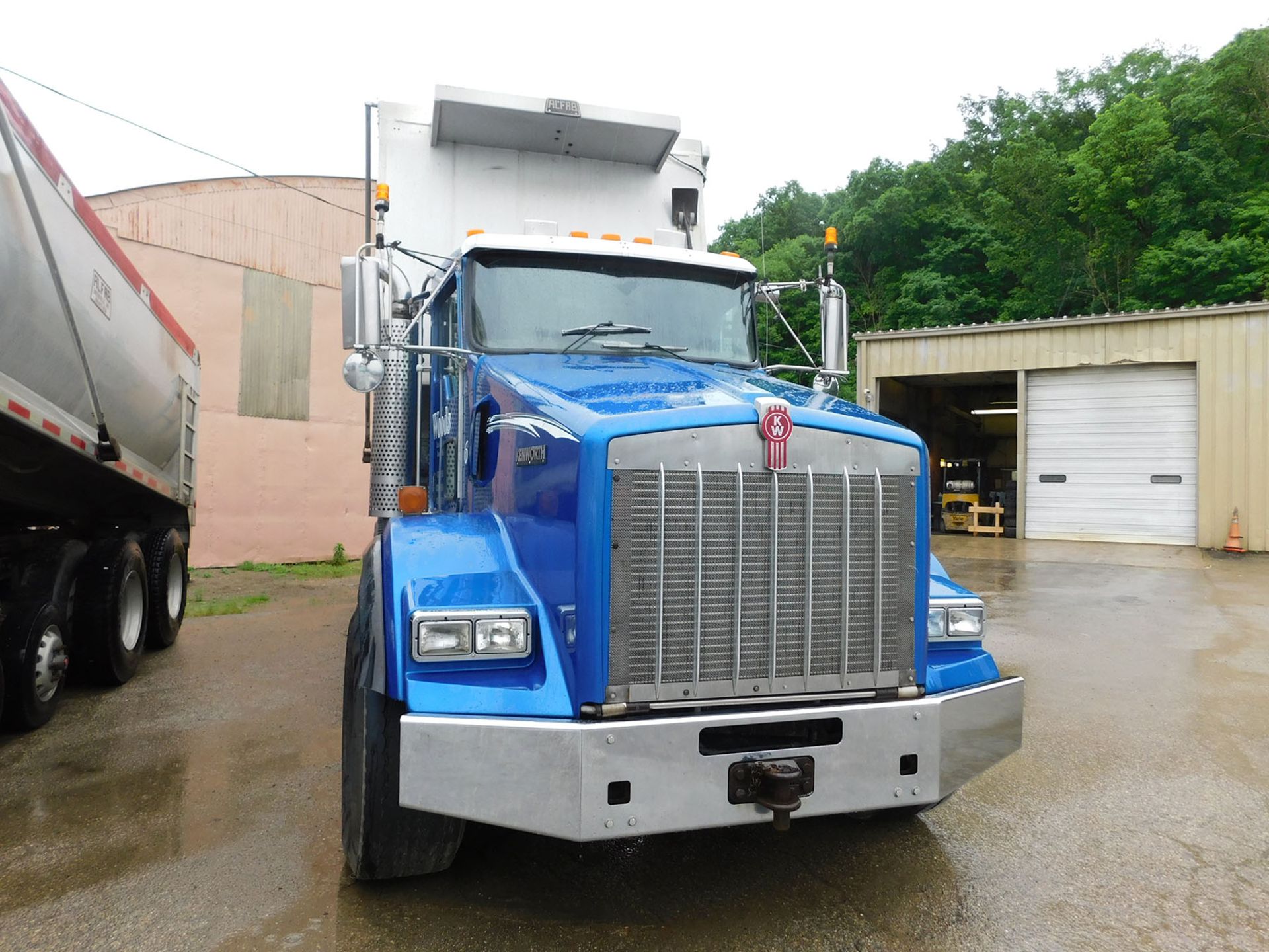 2006 KENWORTH CUMMINS ISM DUMP TRUCK; ROADRANGER 8-SPEED TRANSMISSION WITH DEEP REDUCTION, 6-AXLE, - Image 3 of 9